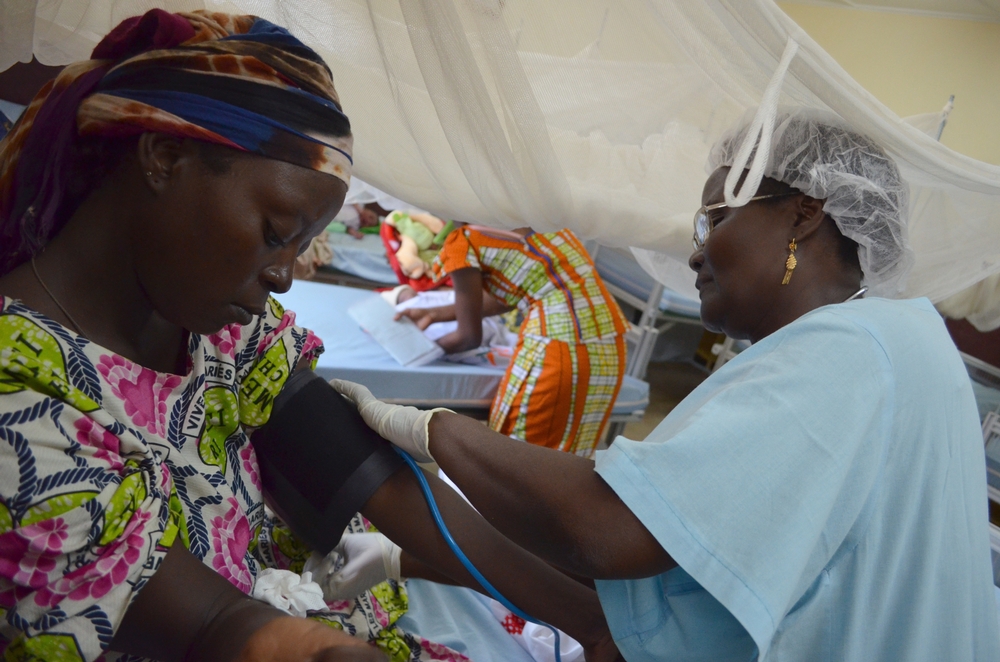 Un examen est réalisé sur une femme enceinte © Sandra Smiley / MSF