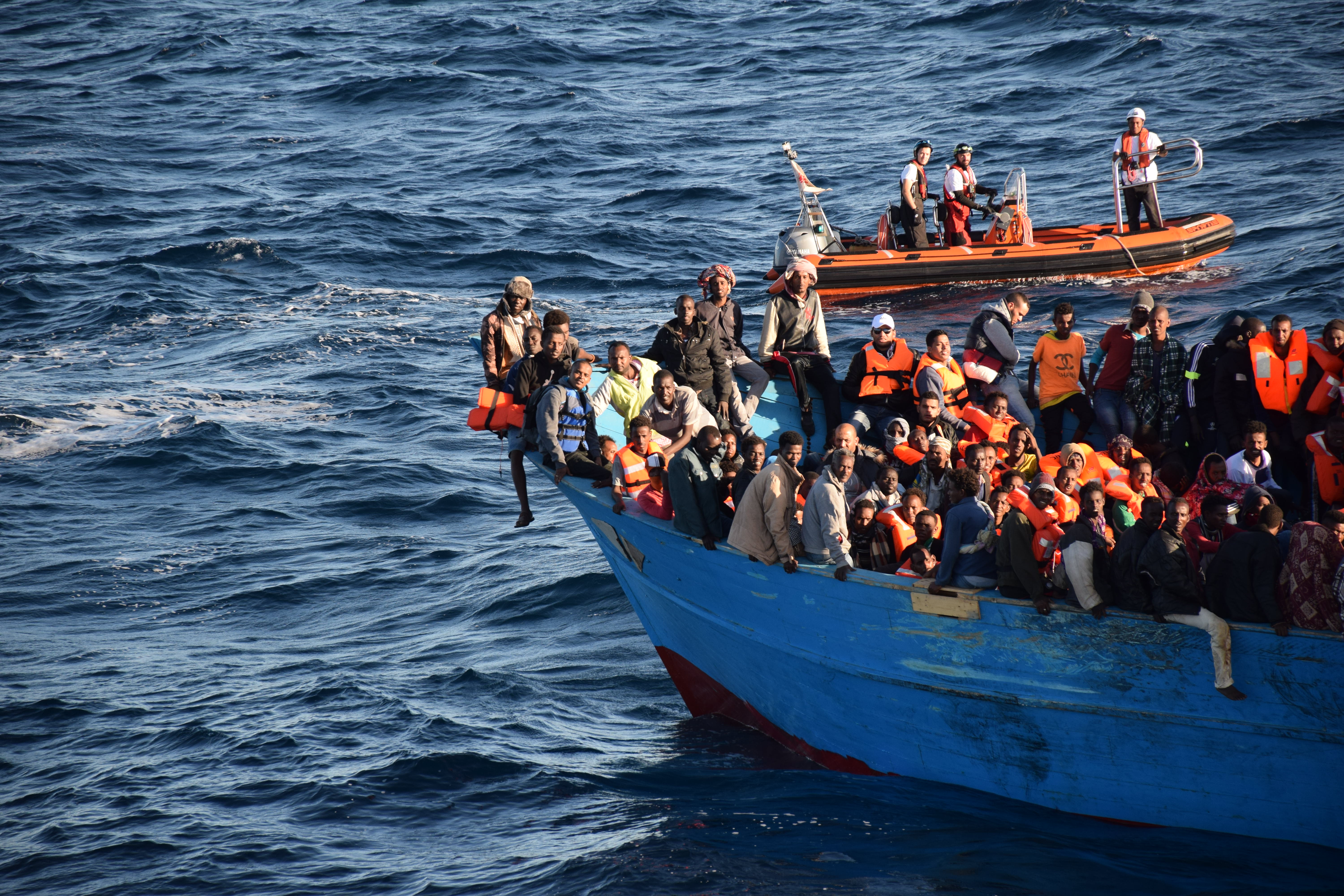 Un bateau en détresse au centre de la Méditerranée