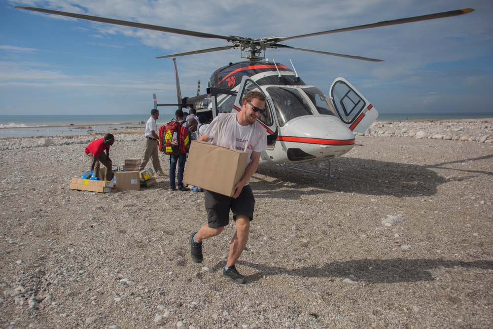 Christian, collaborateur MSF, transporte du matériel pour les cliniques mobiles et l'hôpital de Port-à-Piment à l'aide d'un hélicoptère