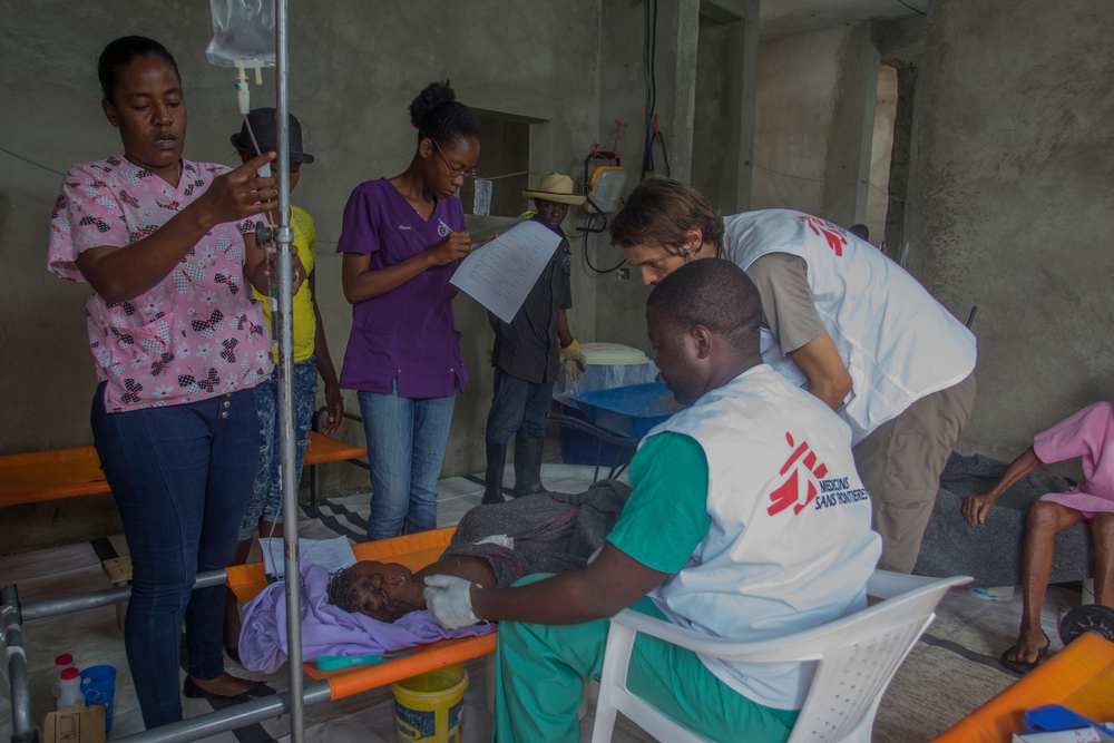 Le médecin MSF Frandy et le médecin Stijn soigne un enfant de trois ans qui a été amené au Centre de Traitement Choléra à Port-à-Piment