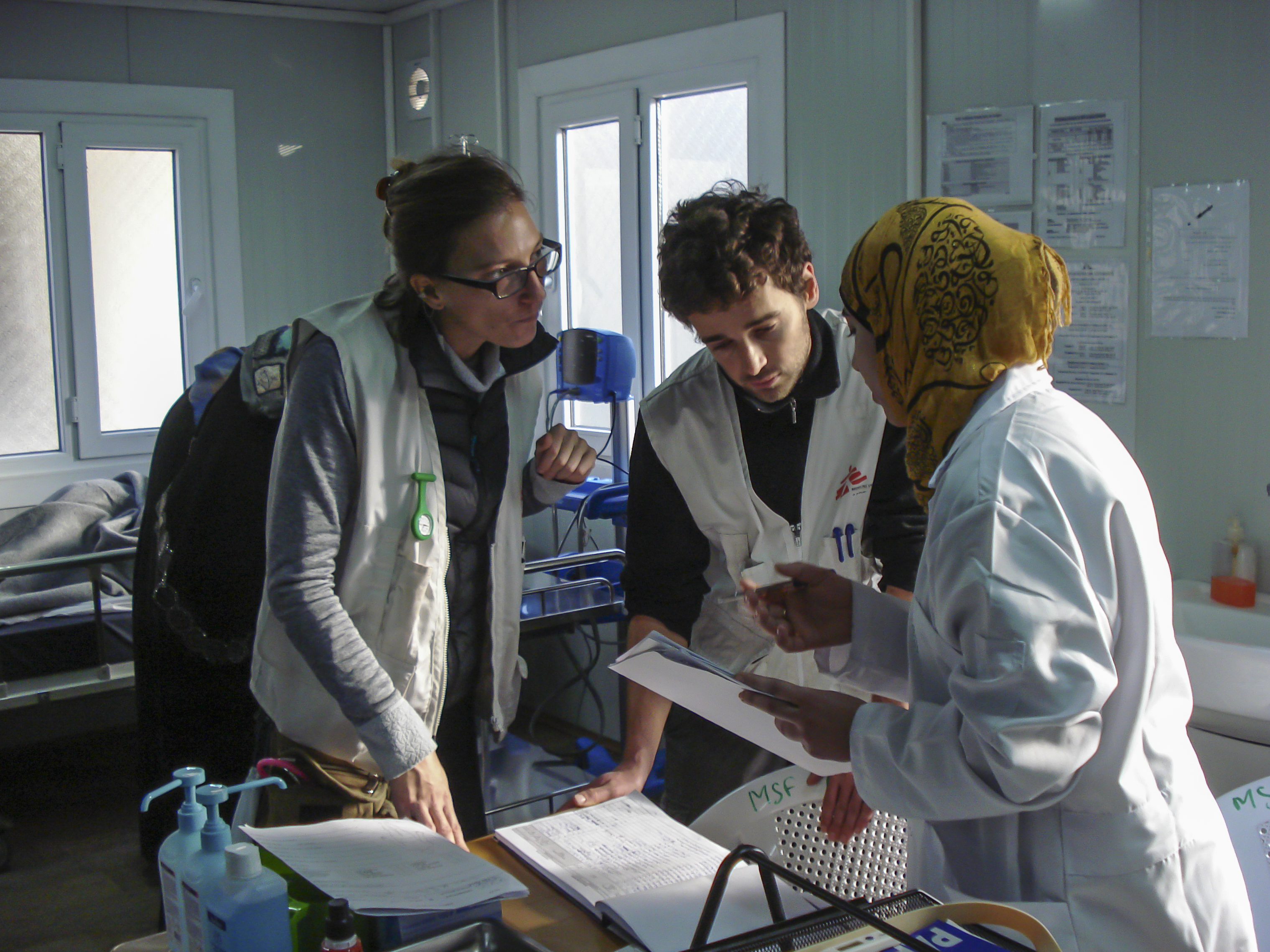 © Brigitte Breuillac/MSF - Verpleegkundigen bespreken een patiënt in Qayyarah hospital, Irak.
