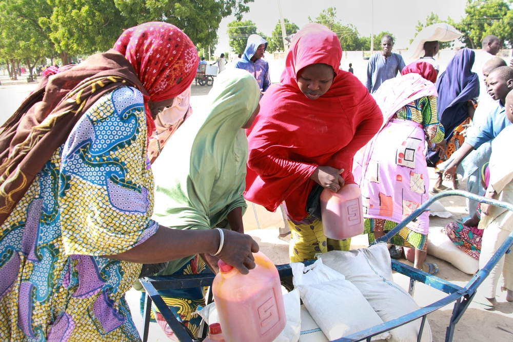 Des habitants du camp de Maiduguri reçoivent de la nourriture de MSF