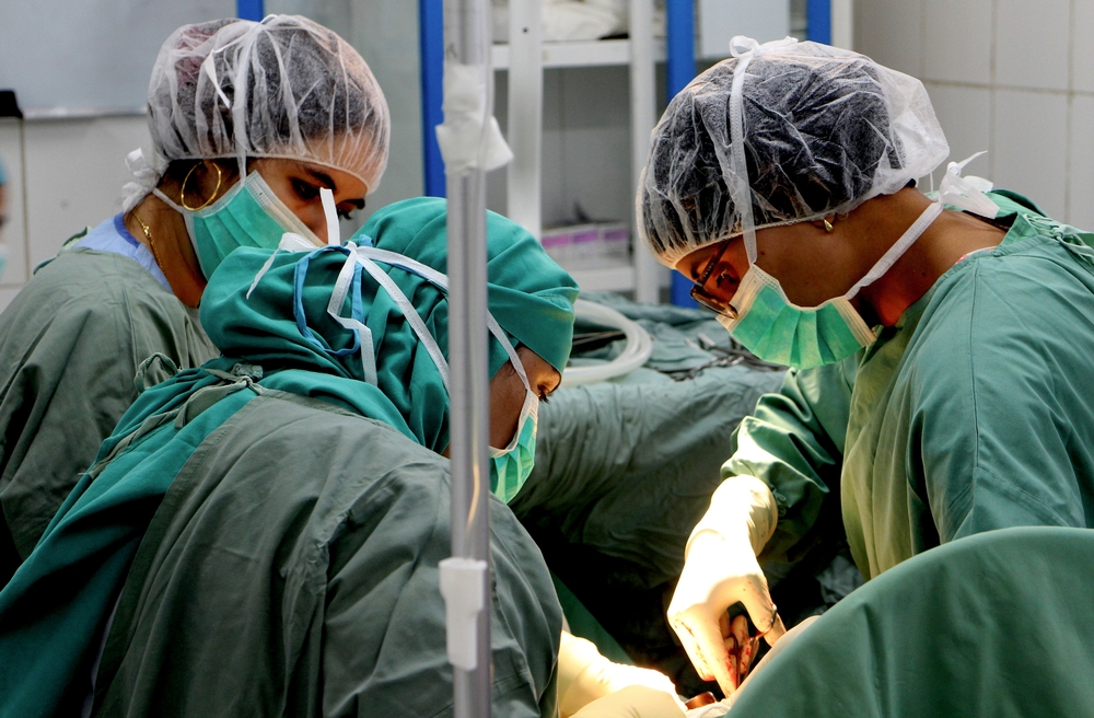 Un médecin pratique une césarienne dans la maternité de l'hôpital de Khost