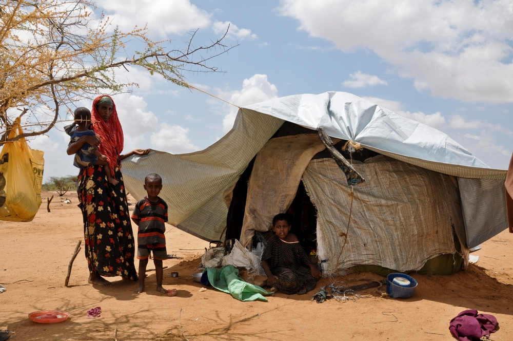Une famille originaire de Somalie devant leur abri près du camp de réfugiés de Dagahaley © Nenn Arnold