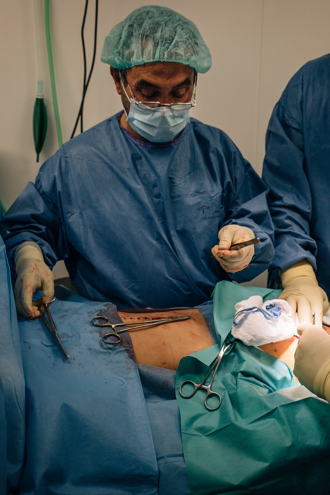 Le dr. Ridwan en pleine opération dans le centre traumatologique de Mossoul 