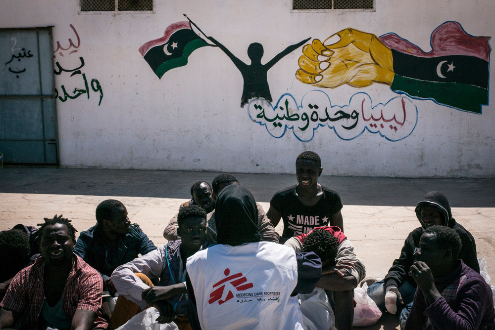 Un membre de MSF parle aux personnes détenues dans le centre de détention Abu Salim à Tripoli. © Guillaume Binet. Libye, 2017.