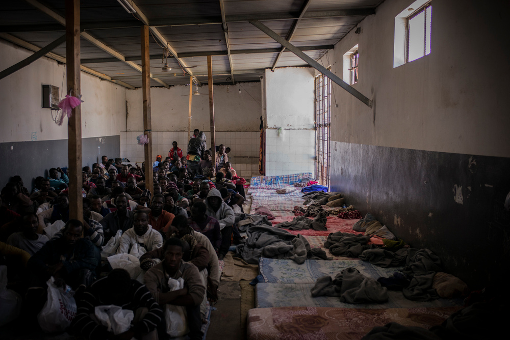 Dit is het detentiecentrum van Abu Salim. Migranten en vluchtelingen die passeren door Libië worden willekeurig opgepakt en opgesloten in detentiecentra. Hier werden ze gefolterd en mishandeld.