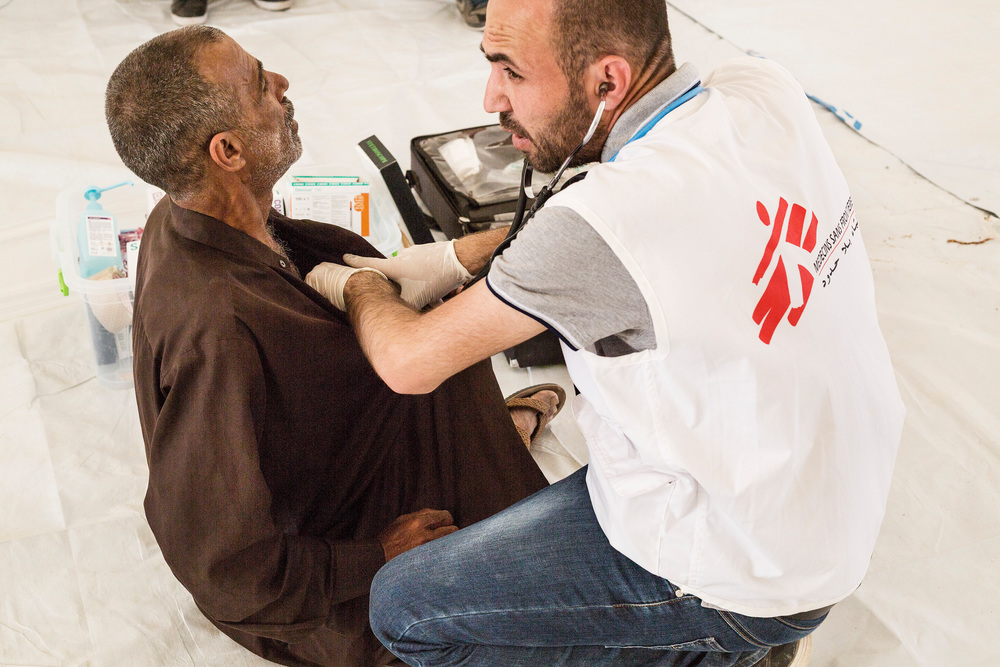 MSF prodigue des soins dans un camp de déplacés qui ont fui les violences de Mossoul