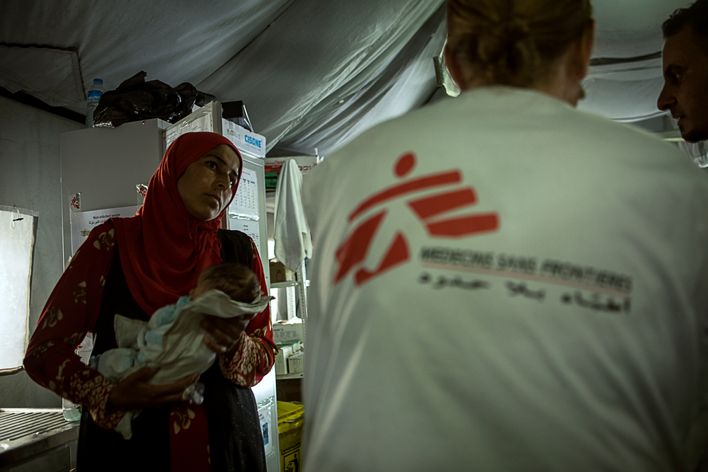 Une mère et son enfant dans le centre de traitement de nourriture thérapeutique de MSF