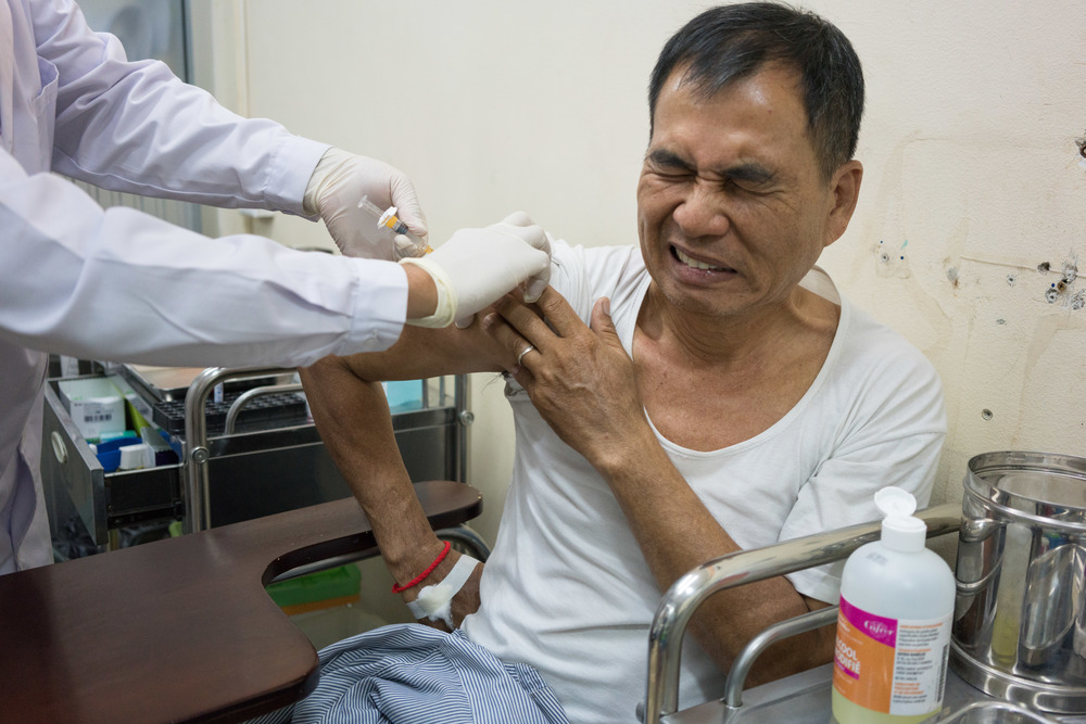un patient reçoit une injection