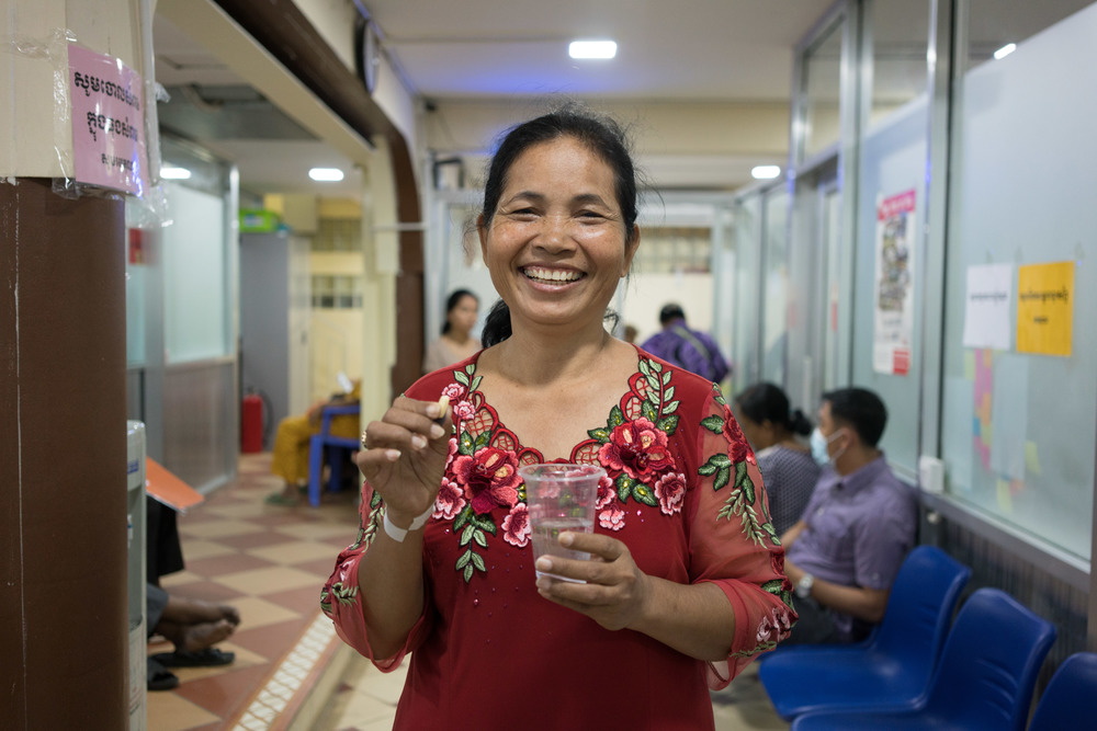 Une patiente tient dans sa main son médicament contre l'hépatite C. Clinique de l'hépatite C de MSF à l'hôpital Preah Kossamak de Phnom Penh, au Cambodge.