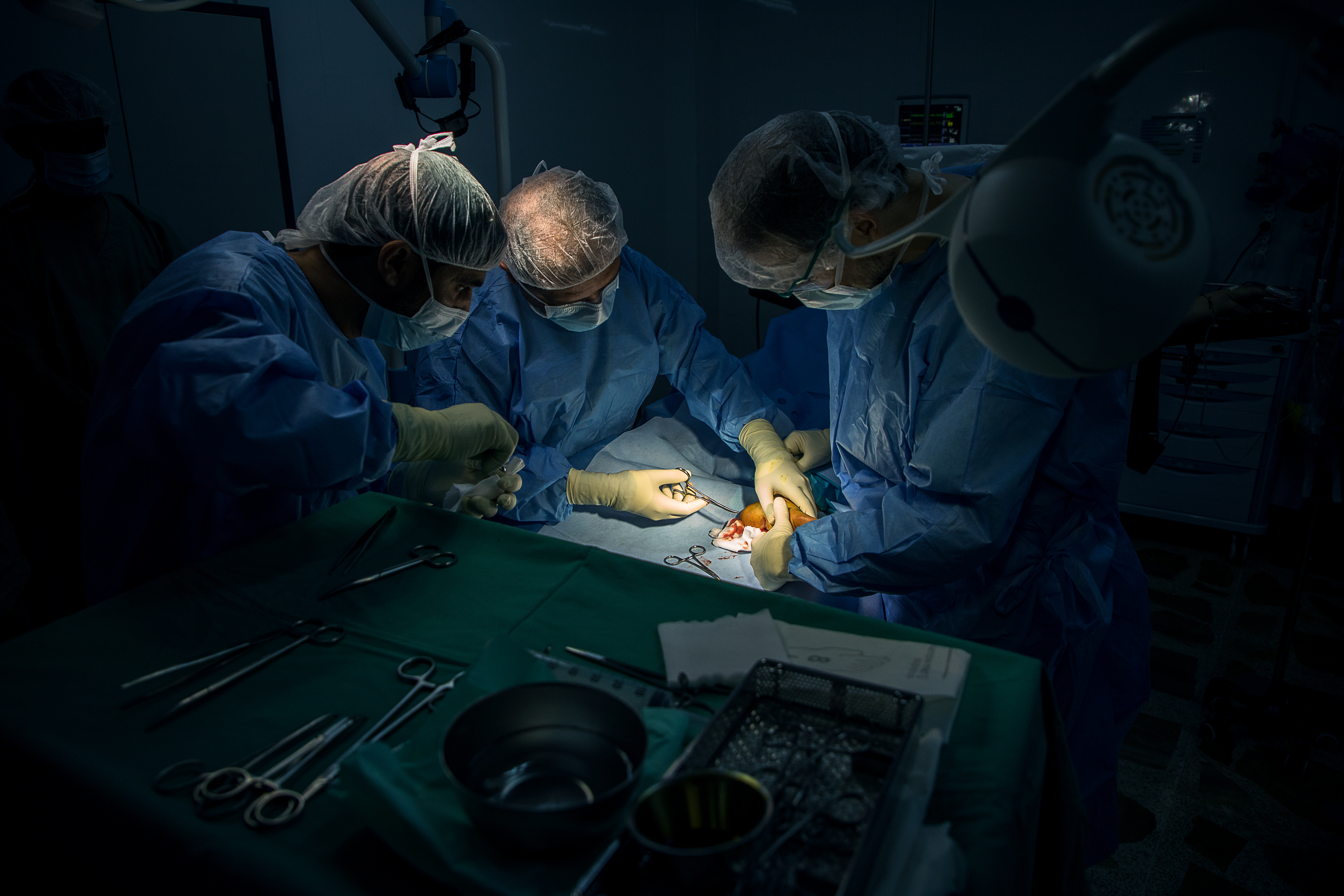 © Hussein Amri/MSF  A woman receives surgery to remove a piece of shrapnel from her heel in an injury she sustained weeks earlier in Mosul, northern Iraq. 