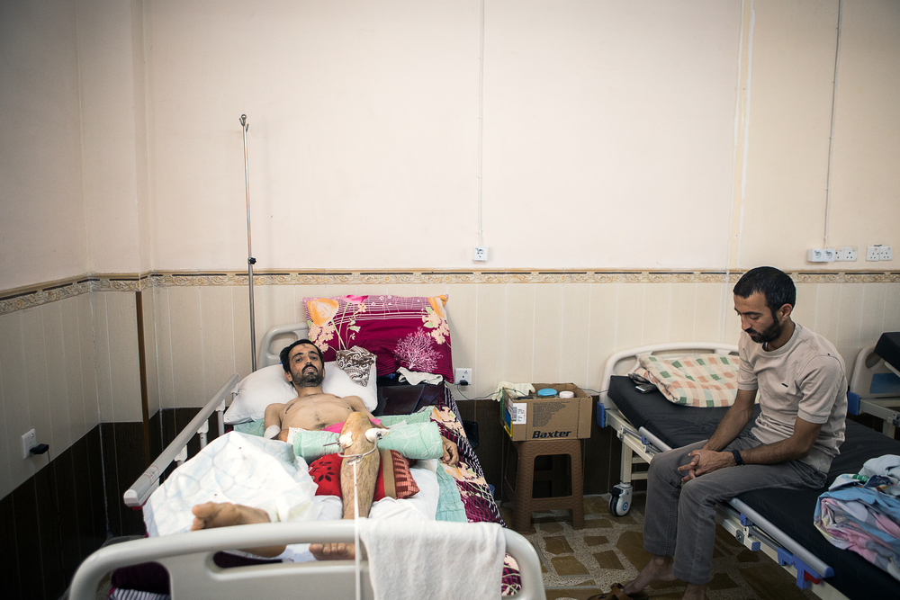 Ahmed sur son lit d'hôpital à Al Taleeh