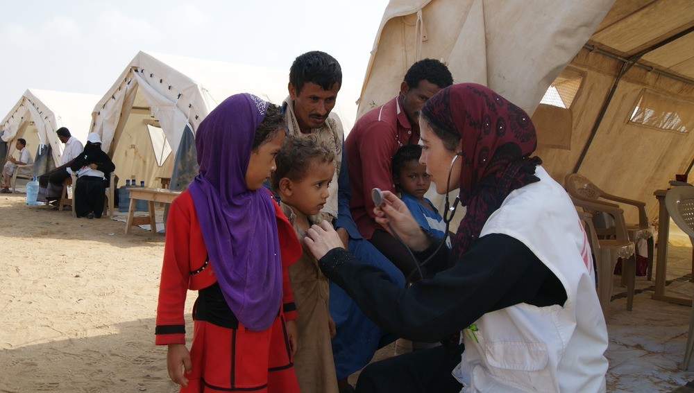 Verpleegkundige María José Blanco onderzoekt kinderen met een mobiele kliniek in vluchtelingenkampen rond Abs. © Gonzalo Martinez