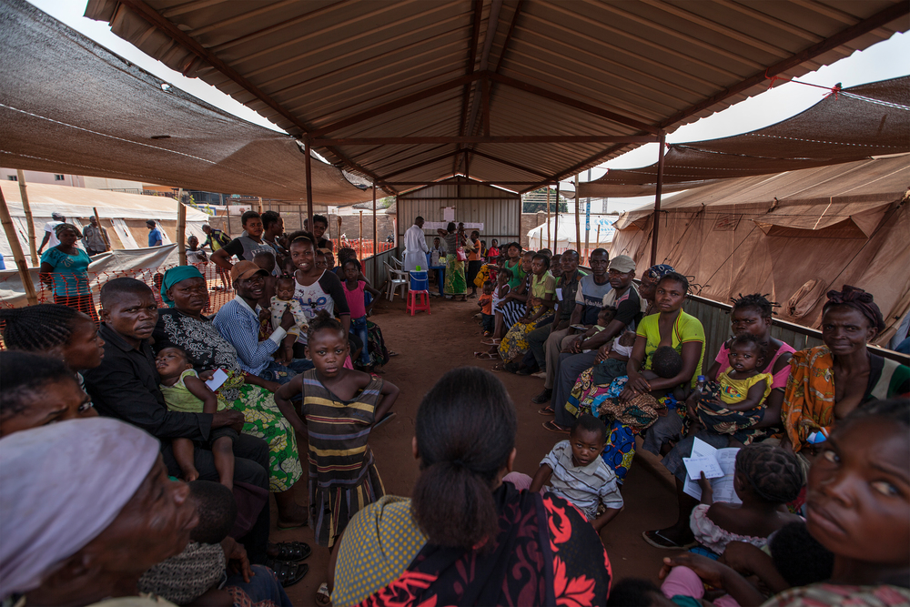 Des réfugiés attendent d'être vaccinés dans la clinique MSF du camp de Cacanda en Angola, où les habitants du Kasaï ont fui
