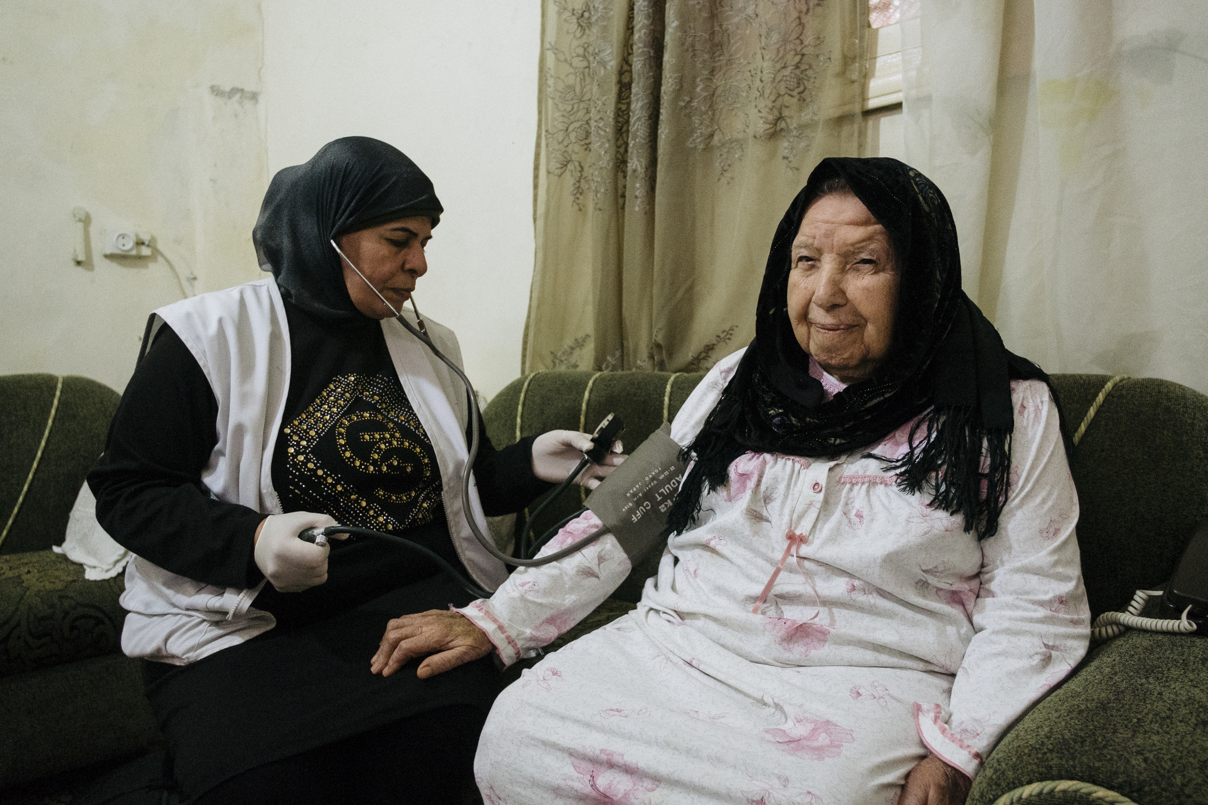 Les soins à domicile assurés par MSF à Burj el-Barajneh offrent réconfort et soulagement aux patients tels qu’Amina Hamadi. Elle est diabétique et souffrait de solitude et de dépression. © Bruno De Cock, mars 2017