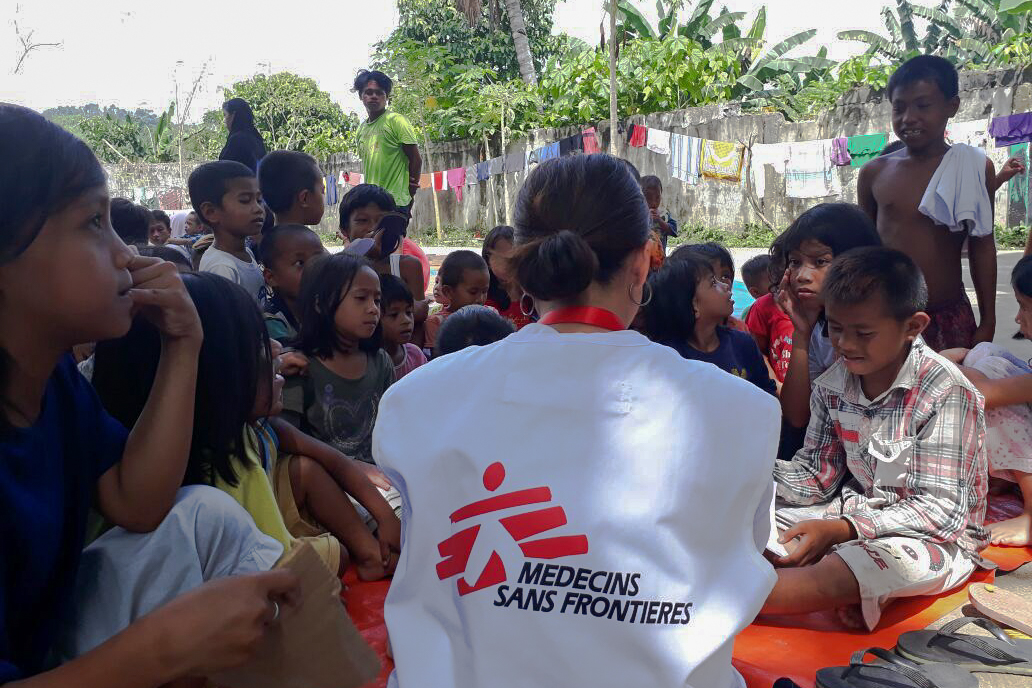 Pour Nur Jannah Barandia, psychologue MSF, il est important pour les enfants de retrouver le sentiment de normalité. Cela peut se faire, par exemple, par le dessin. © MSF, septembre 2017.