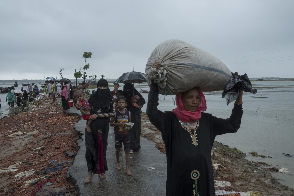Des rohingyas en fuite vers le Bangladesh