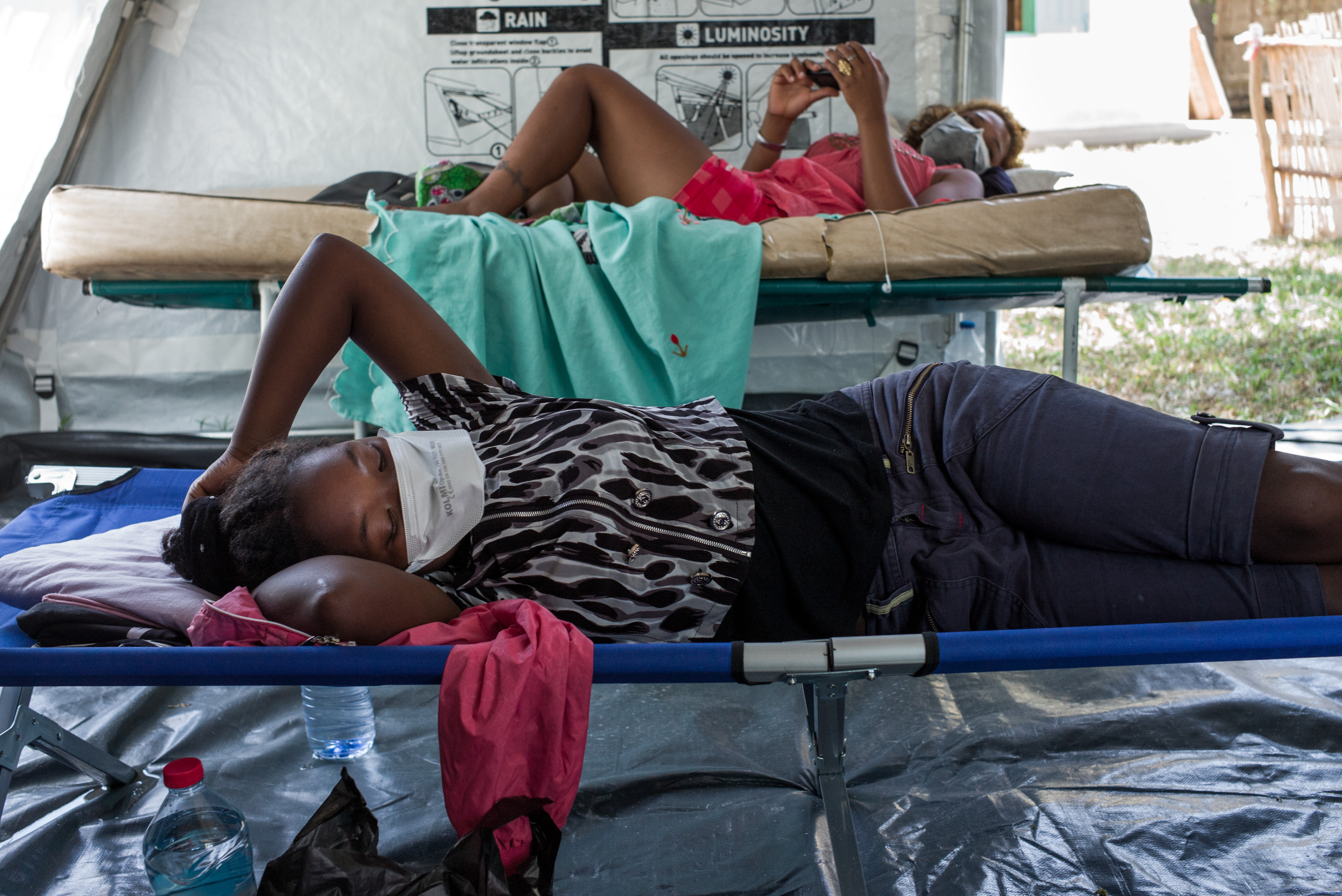 Lucie, 17 ans, se trouve dans le centre de triage et de traitement de la peste à Toamasina. © Rijasolo/Riva Press, octobre 2017