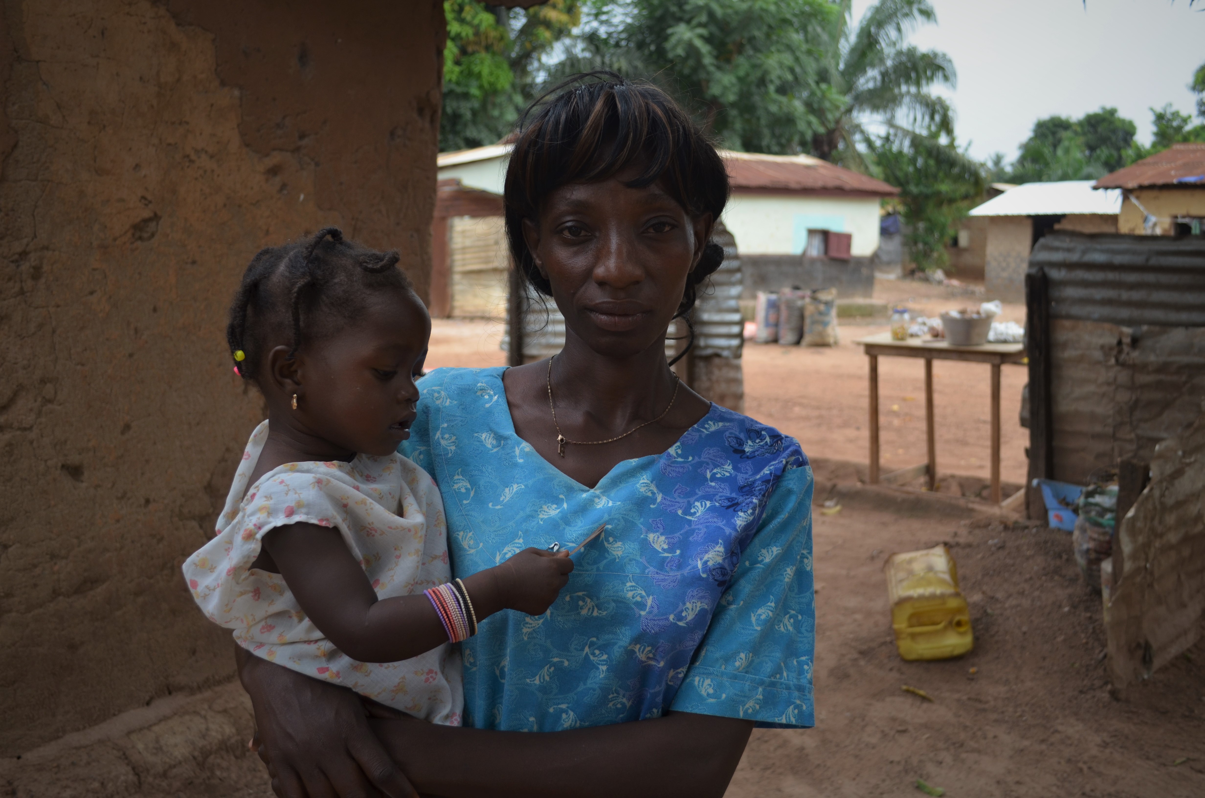 Raissa et sa fille de 18 mois, Maiva, dans le quartier de Malimaka à Bangui en République centrafricaine.