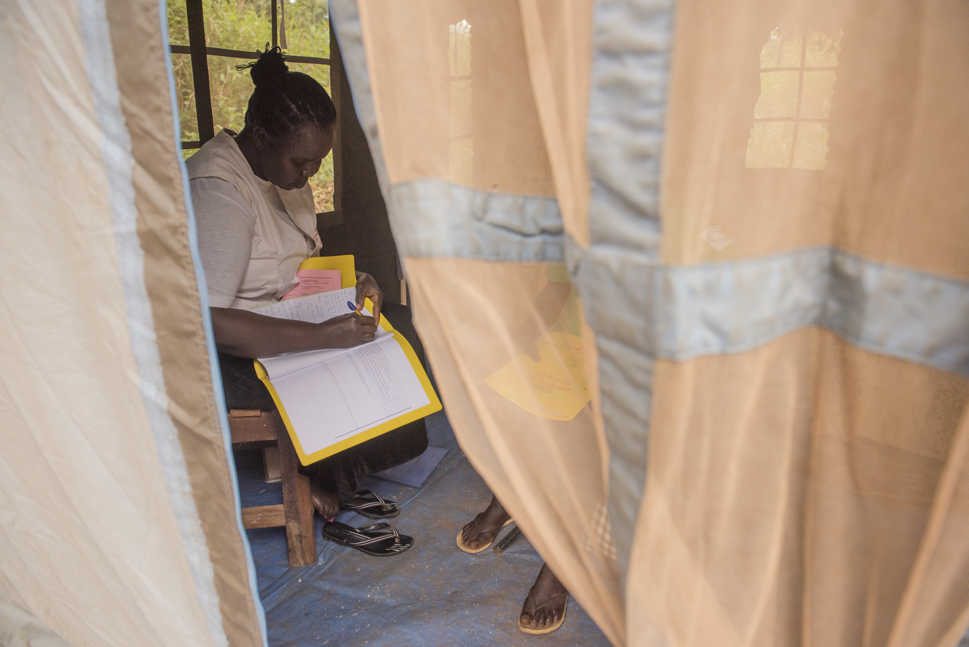 Une conseillère MSF est en consultation avec un patient atteint du VIH dans une clinique mobile MSF à Bodo, un village situé juste à l'extérieur de Yambio, au Sud-Soudan. © Charles Atiki Lomodong, octobre 2017