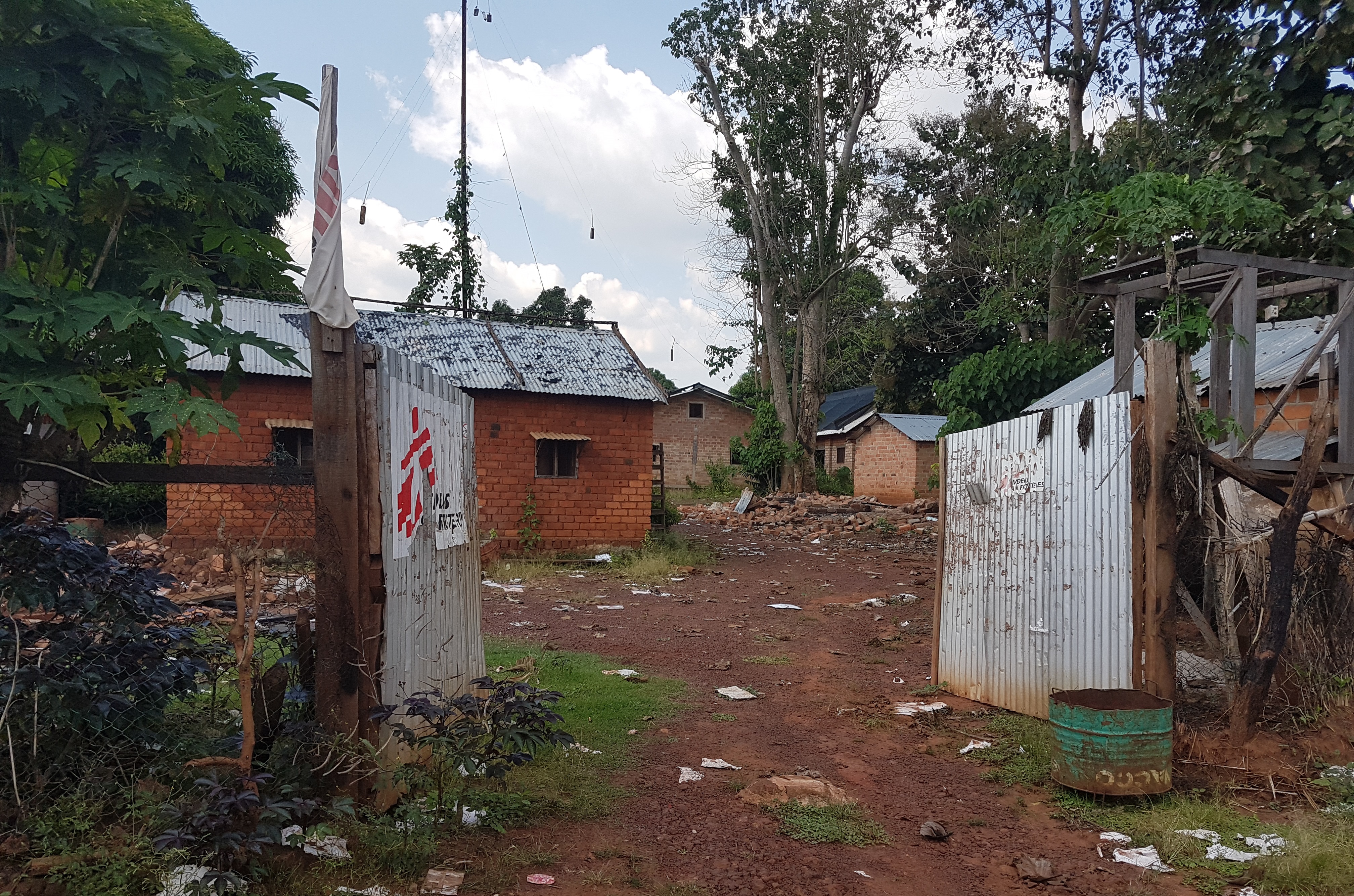 Entrée principale du centre de MSF à Zémio. Il a été complètement détruit et pillé lors des attaques de l'été 2017.