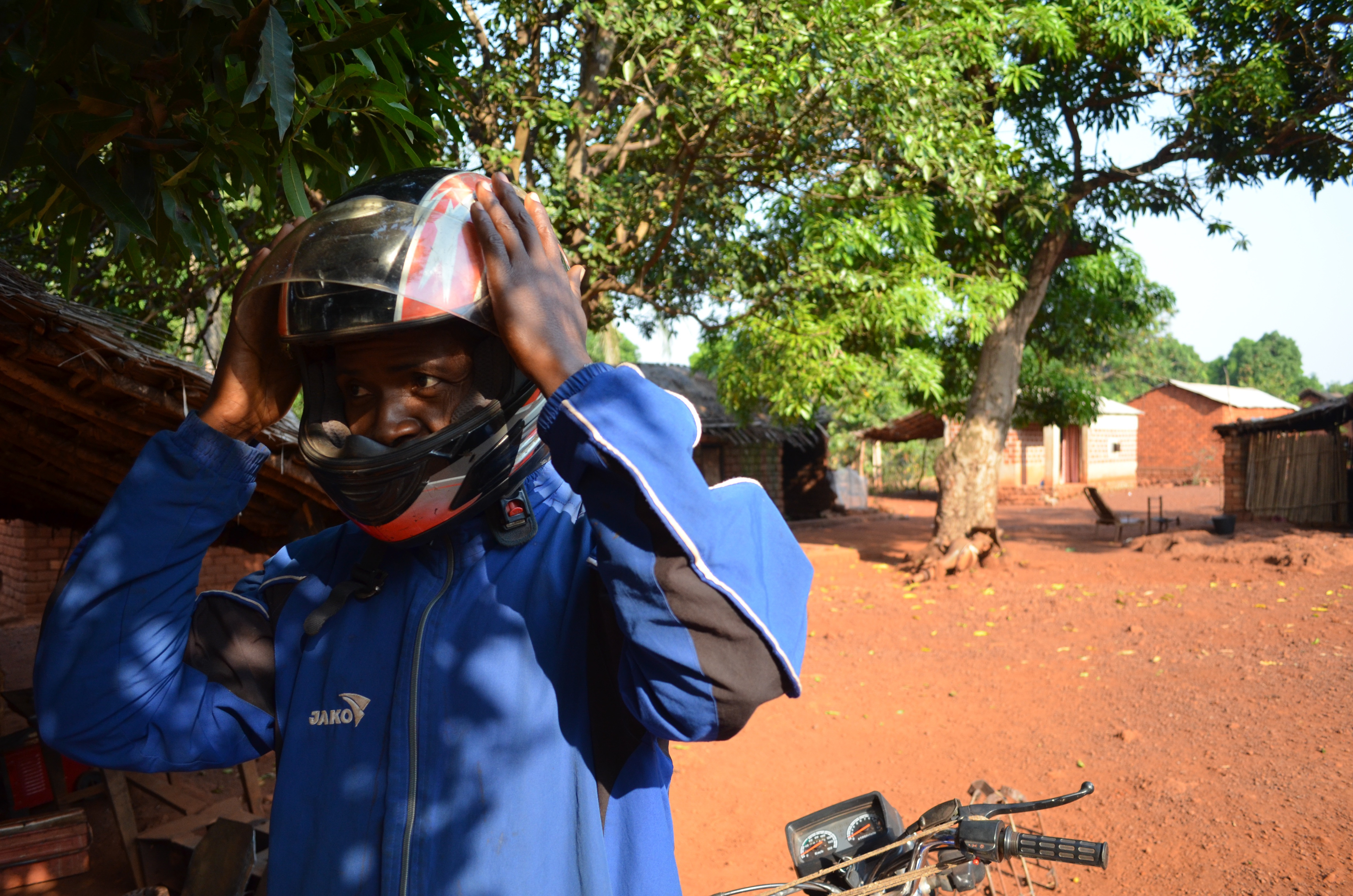 Raymond arrive au centre de santé de Zémio, soutenu par MSF.