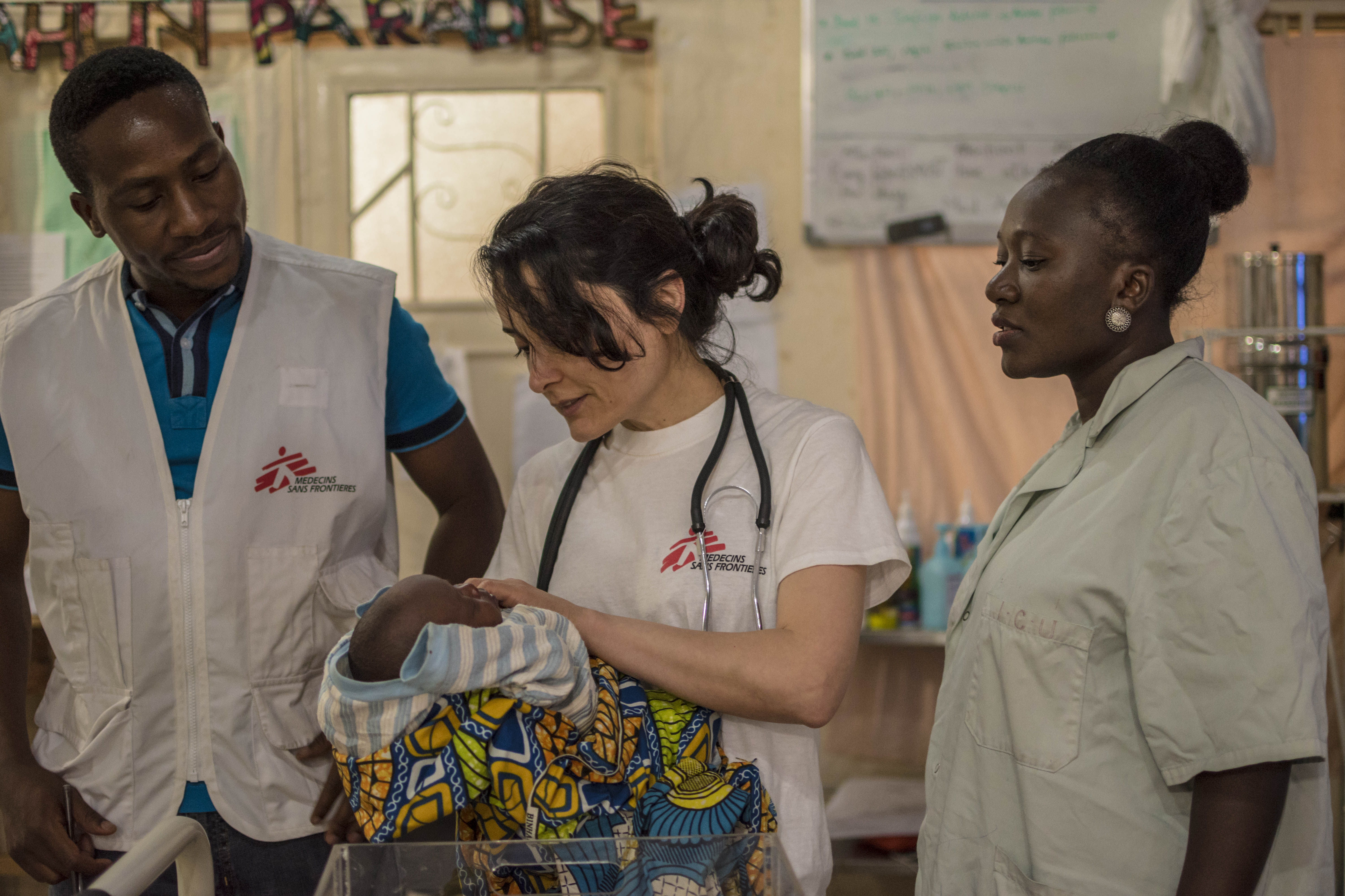 Un docteur vérifie les fonctions vitales d'un bébé à l'hôpital général de Jahun, au Nigeria. © Maro Verli, décembre 2017