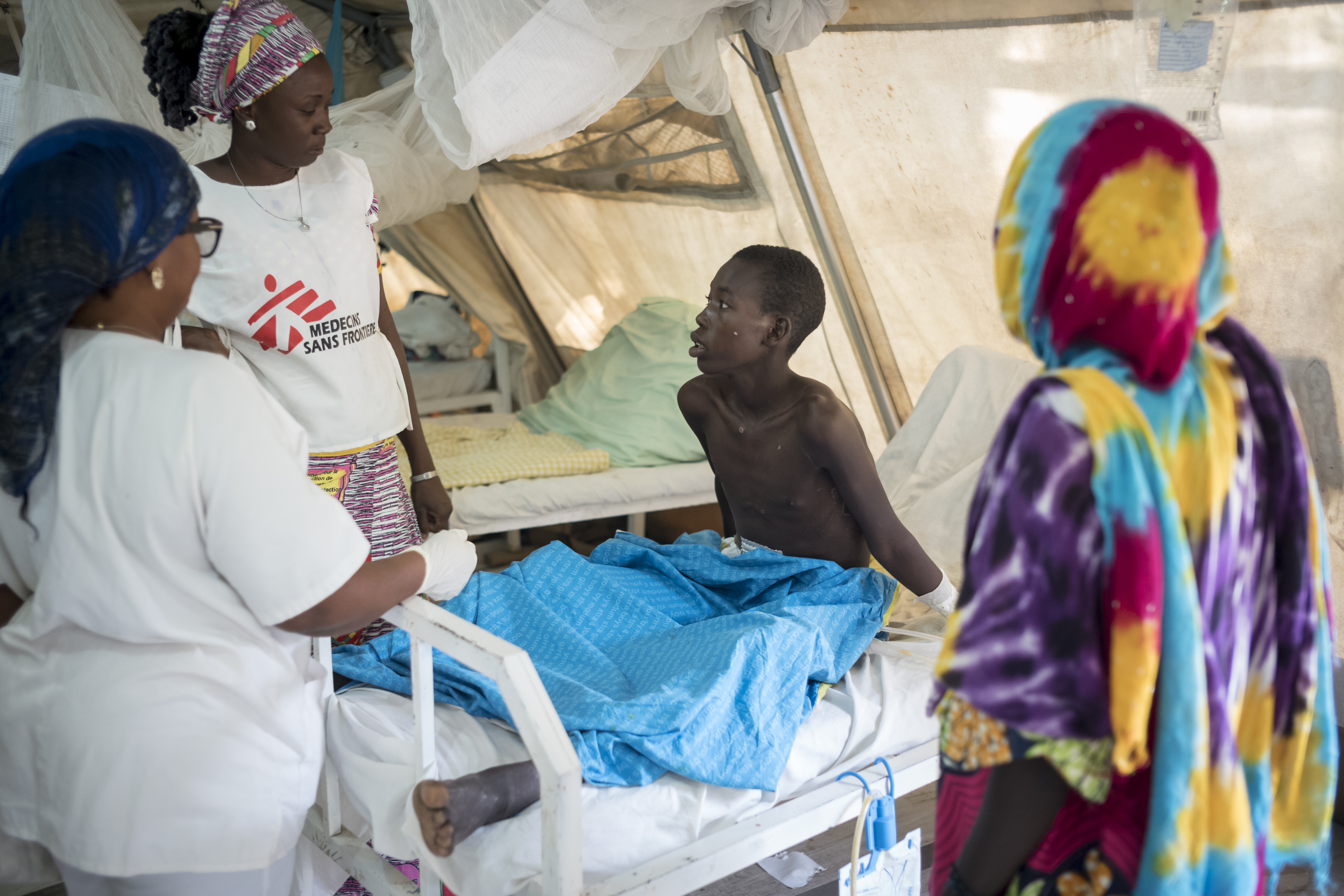  Ali Mala, 17 ans, est soigné à l'hôpital régional de Maroua après avoir été blessé dans un attentat-suicide le 31 décembre 2017 à Mbia. Il a été gravement blessé par un éclat d'obus et a été transféré à l'hôpital de Maroua en raison de la gravité de ses blessures. © Sylvain Cherkaoui/COSMOS, janvier 2018