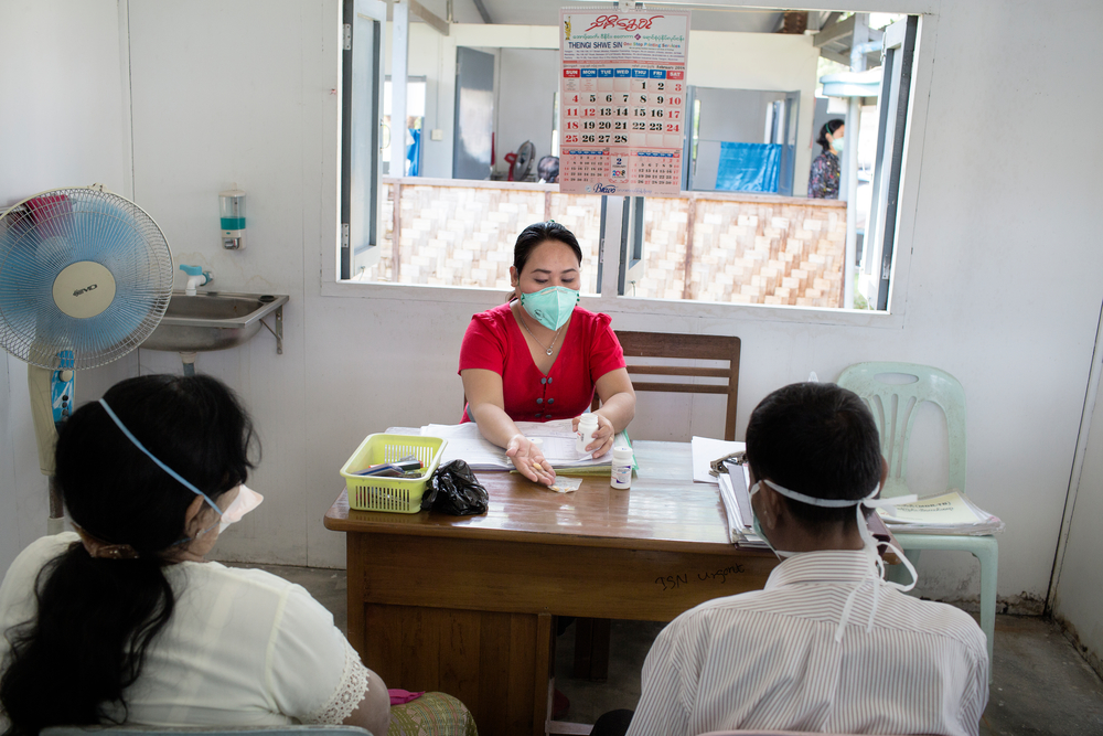 Une infirmière donne des antirétroviraux aux patients tuberculeux de l'hôpital d'Insein, à Yangoon. ©Alessandro Penso, février 2018