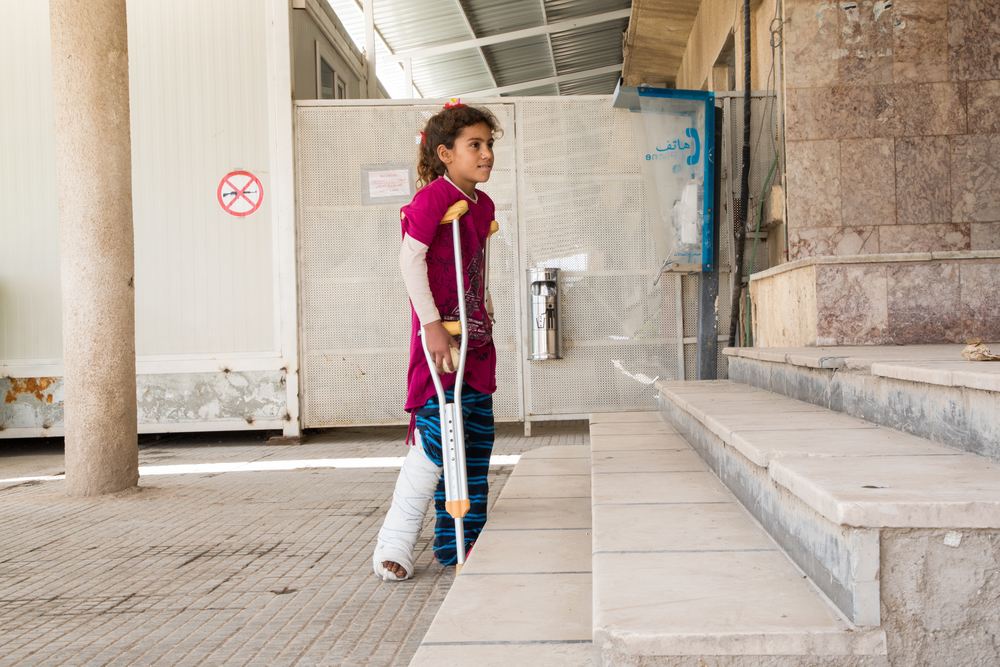 April 2018: Nu de relatieve rust terugkeert in de provincies Hassakeh en Raqqa, beginnen mensen die eerder ontheemd raakten door zware gevechten terug te keren naar huis, naar gebieden die bezaaid zijn met landmijnen en niet-ontplofte oorlogsresten, en waar de gezondheidsinfrastructuur grotendeels is verwoest. MSF-teams in Hassakeh en Raqqa behandelen honderden patiënten die gewond zijn geraakt door landmijnen, boobytraps en explosief oorlogsmateriaal.