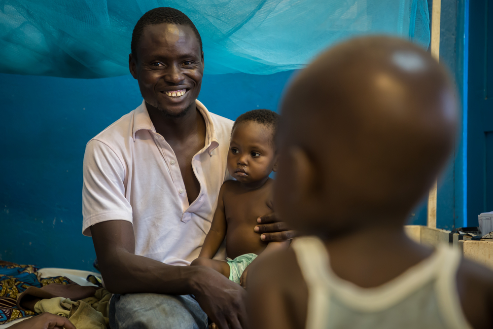 De kleine Anny, 6 dagen in ons ziekenhuis in Bili. We bahandelen haar voor ondervoeding en malaria. © Carl Theunis, april 2018.