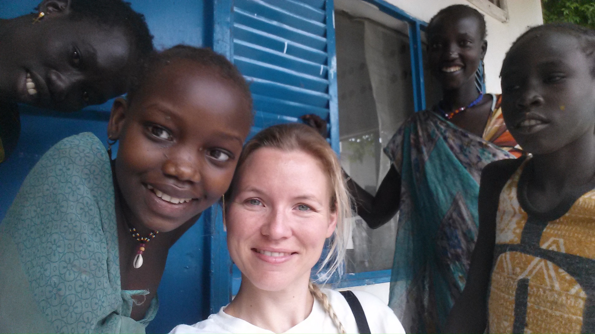 Heidi werkte als verpleegkundige in ons project in Pibor, Zuid-Soedan. Op een dag werd een jong meisje binnengebracht. Ze was gebeten door een slang in de voet:   "Haar voet was helemaal dood, er was geen bloedtoevoer meer en haar voet was geïnfecteerd. Haar huid was ook volledig beschadigd tot aan de knie, je je kon de spier zien. Het meisje was pas twaalf jaar oud. Helaas kwam ze, net als zo velen, te laat naar de kliniek. We hadden geen andere keuze dan haar voet te amputeren om haar leven te redden. Gelukkig deed het meisje het goed, maar haar leven zal nooit meer hetzelfde zijn. Het is vreselijk om te zien hoeveel schade slangenbeten hier in Zuid-Soedan aanrichten, maar ik ben in ieder geval blij dat we het leven van het meisje hebben gered.  Het wordt hoog tijd dat we slangenbeten op de agenda zetten, zowel door gezondheidsautoriteiten, de farmaceutische industrie als andere actoren.  Had ze op tijd de nodige zorg en de nodige medicatie gekregen, had ze vandaag haar voet nog.