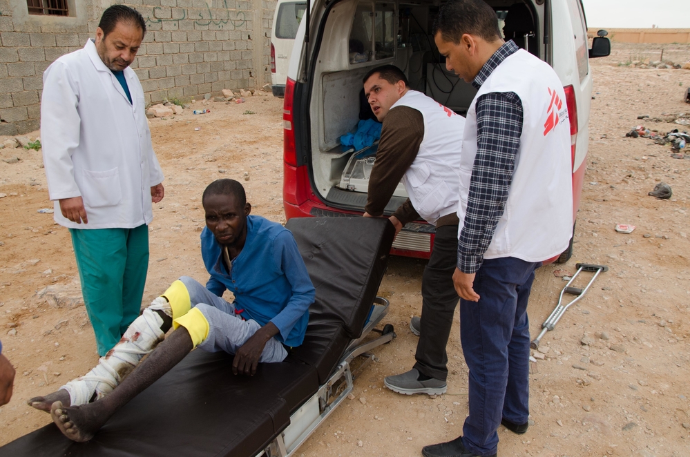 De patiënt lijdt aan een open en geïnfecteerde breuk van het scheenbeen. De overgrote meerderheid van de patiënten die in Bani Walid worden verzorgd, slaagt erin te overleven en te ontsnappen uit geheime gevangenissen in de regio. Zij werden ontvoerd, gemarteld en gevangen gehouden door criminele netwerken die hen een beproeving laten doormaken om losgeld van hen en hun familieleden te verkrijgen. Deze overlevenden zijn ernstig verzwakt, met geïnfecteerde wonden en meervoudige trauma's.   Vertaald met www.DeepL.com/Translator (gratis versie)