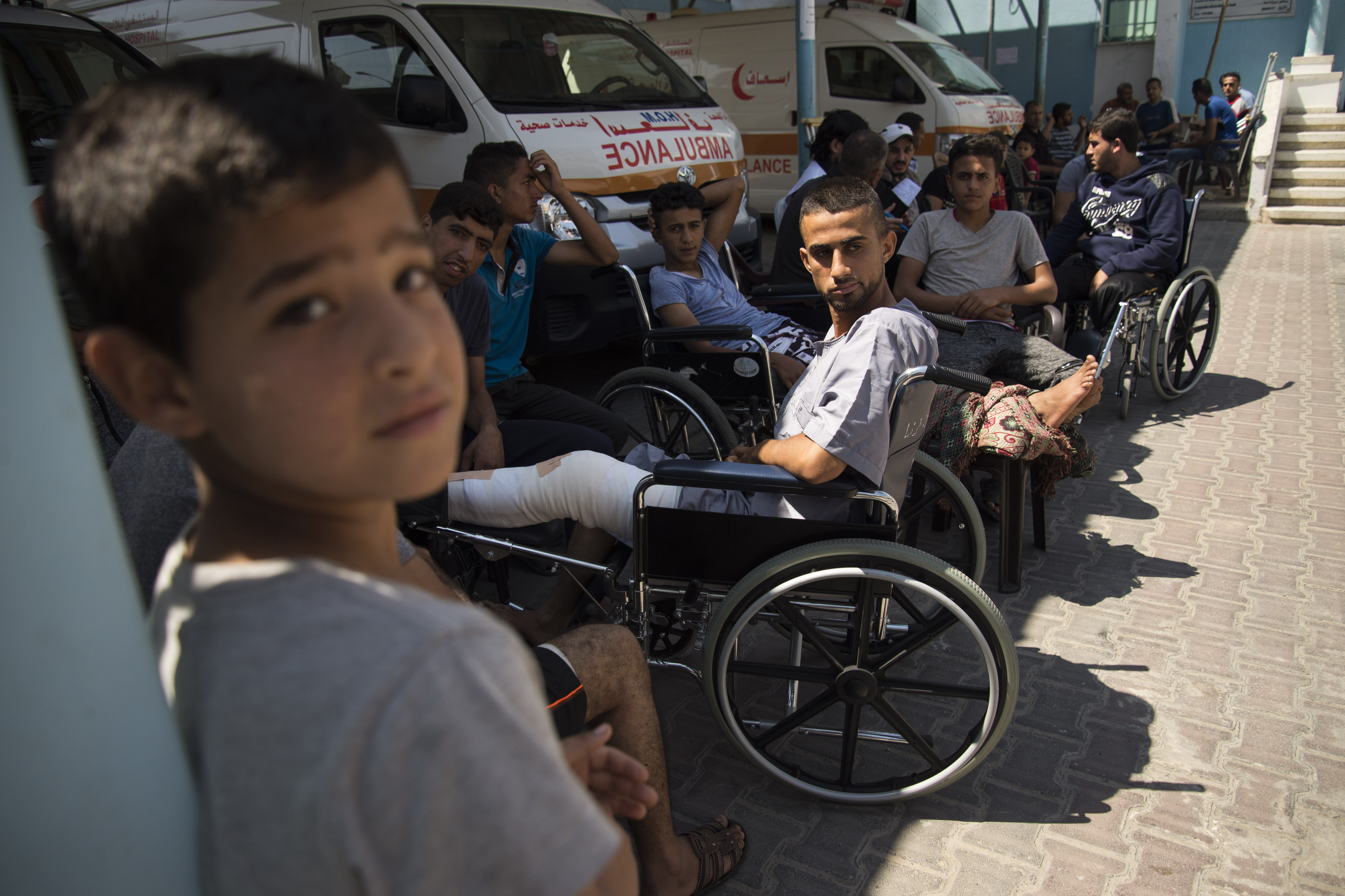 Zone d'attente devant la clinique de Beit Lahia. Les patients essaient de trouver de l'ombre sur le parking de l'ambulance en attendant d'être pris en charge. © Aurelie Baumel, mai 2018