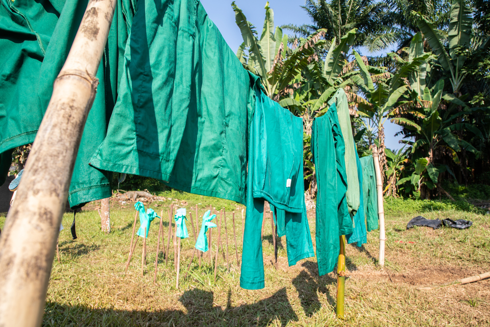 Des vêtements de protection contre ebola sèchent