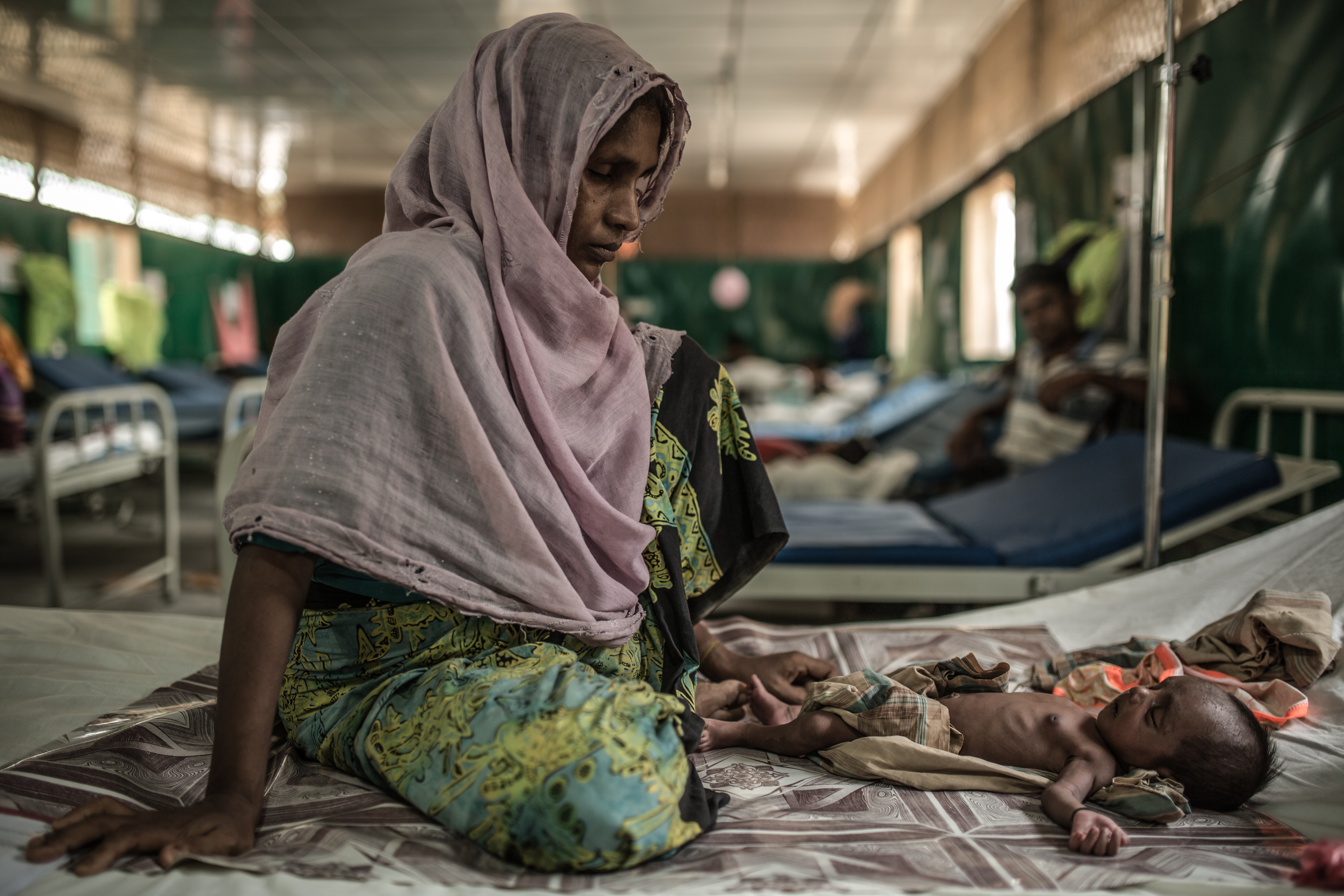 Rozia et son fils de deux ans, Zubair, sont à l'hôpital MSF de Goyalmara. De nombreux enfants admis à l'hôpital ont contracté des infections résultant d'accouchements peu hygiéniques et des conditions de vie insalubres dans le camp au cours de leurs premiers jours de vie. © Pablo Tosco/Angular, avril 2018