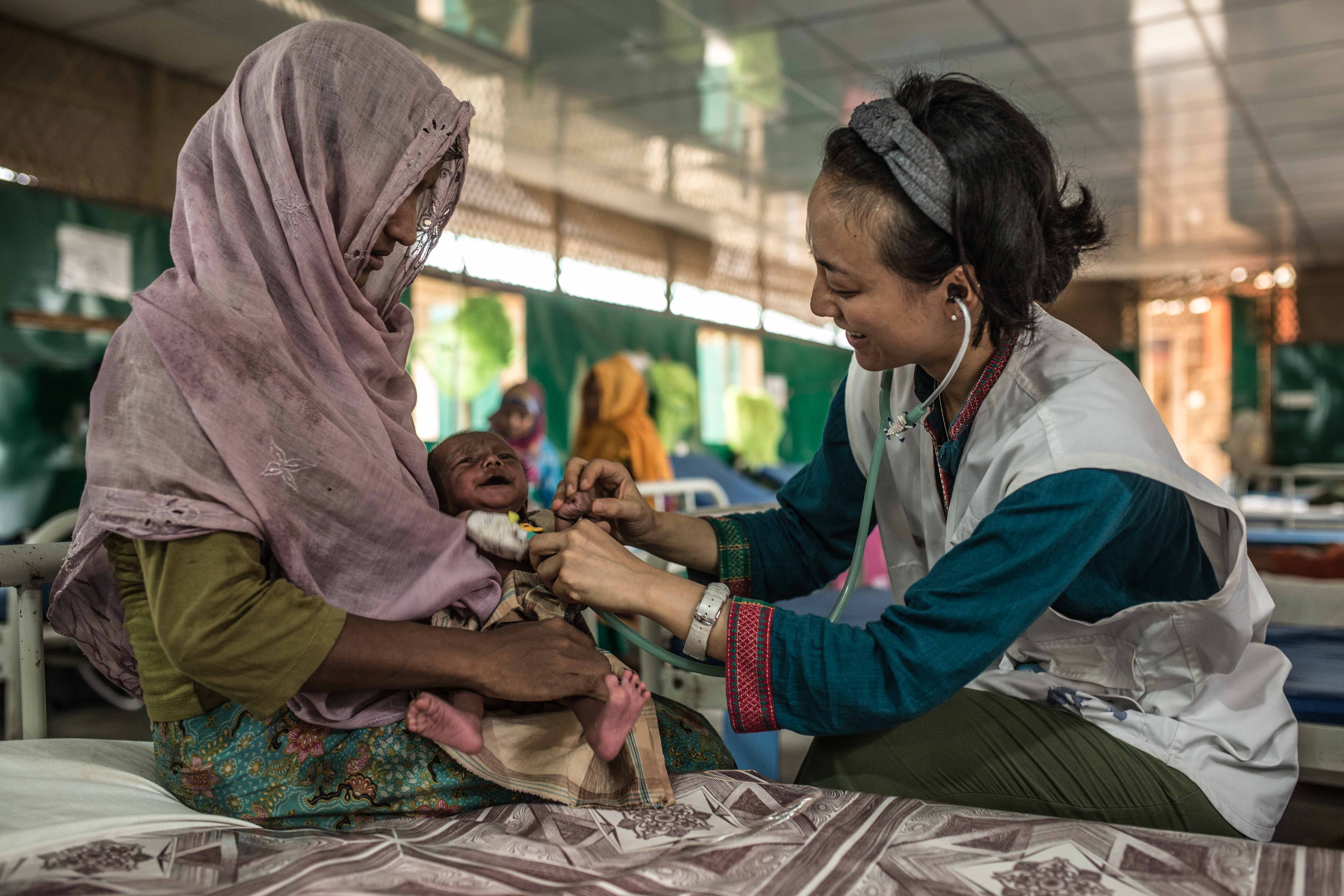 Rozia en haar zoontje van 2 maanden Zubair worden verzorgd in het AZG ziekenhuis in Goyalmara, een Rohingya vluchtelingenkamp in het zuidoosten van Bangladesh.