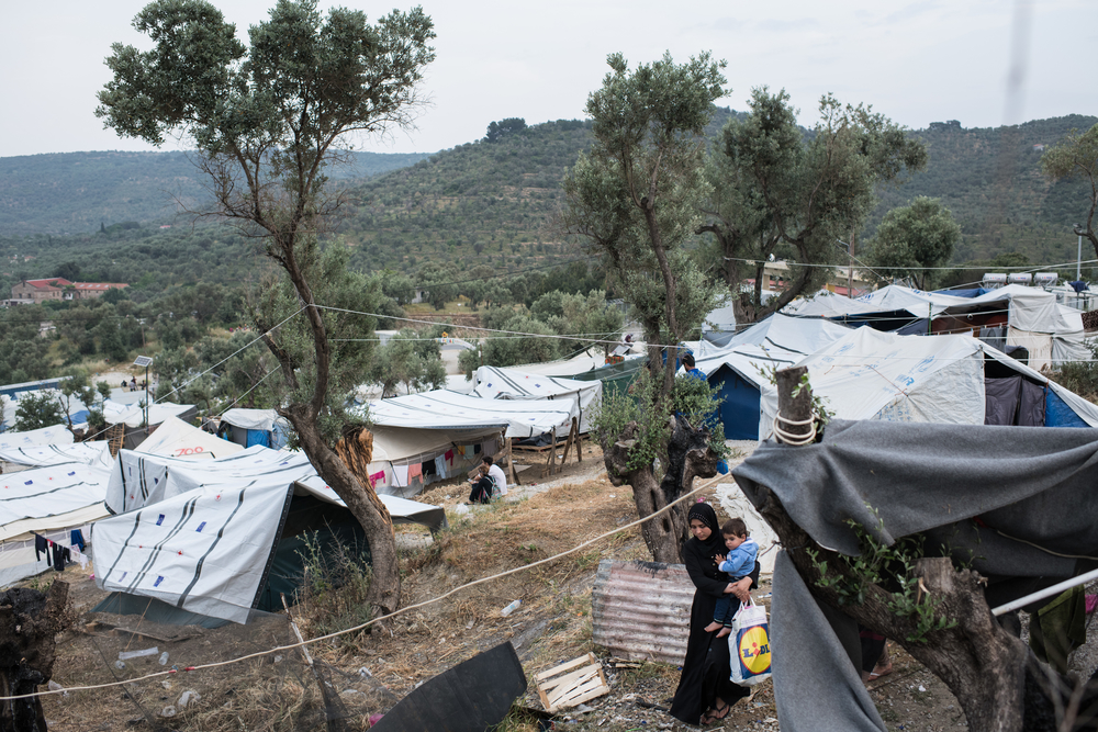 De 'Olive Grove' is een informele extensie van het kamp in Moria. Het merendeel van de vluchtelingen en migranten in Moria leven hier, in haastig opgezette tenten. © AZG, maart 2018.
