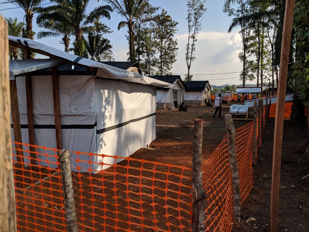Construction d'un Centre de traitement Ebola à Mangina, l'épicentre de l'épidémie.