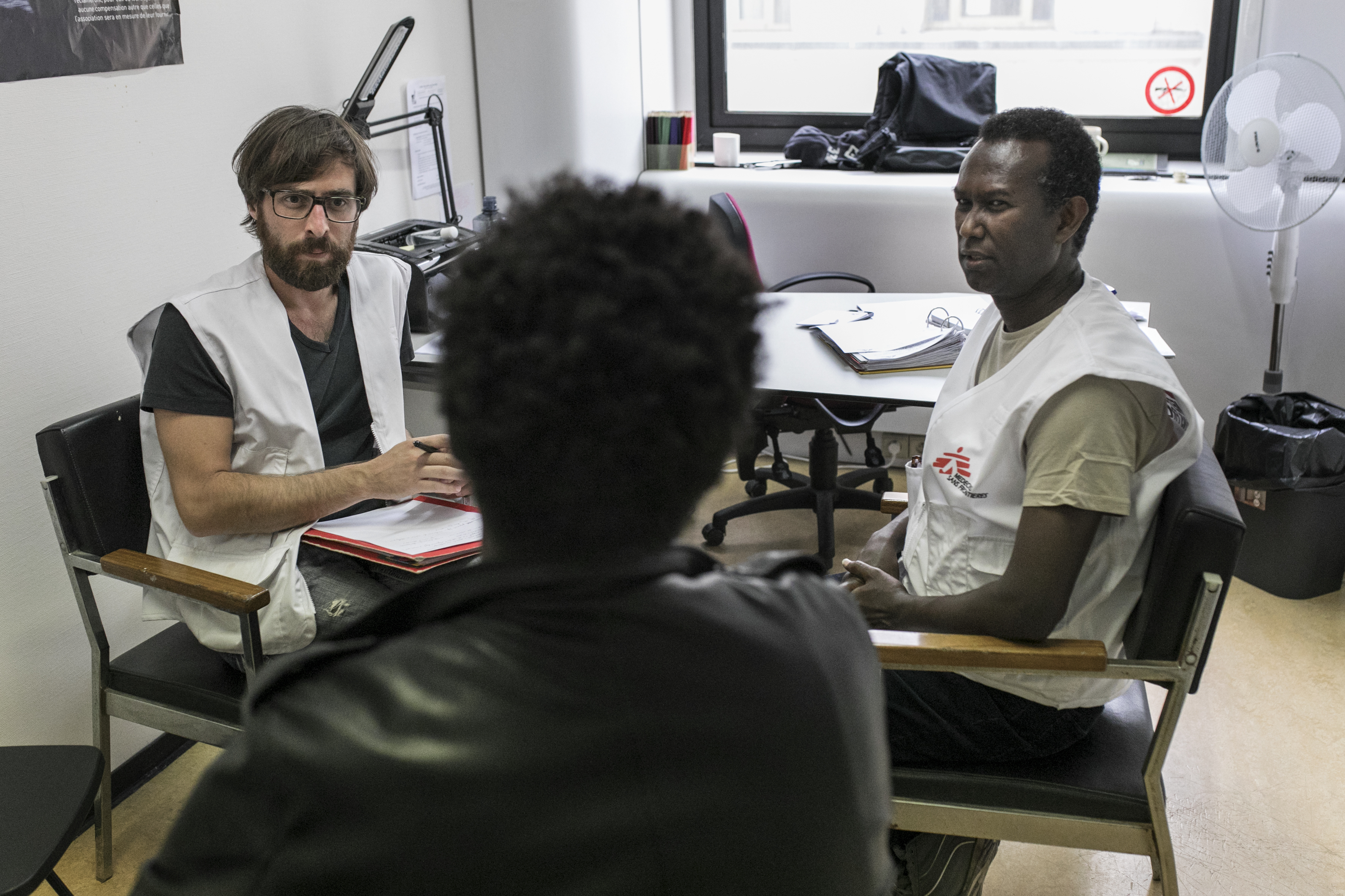 Psycholoog Xavier en tolk Ibrahim in een consultatie geestelijke gezondheidszorg met één van onze patiënten in humaniatiare hub in Brussel. © Albert Masias, september 2018