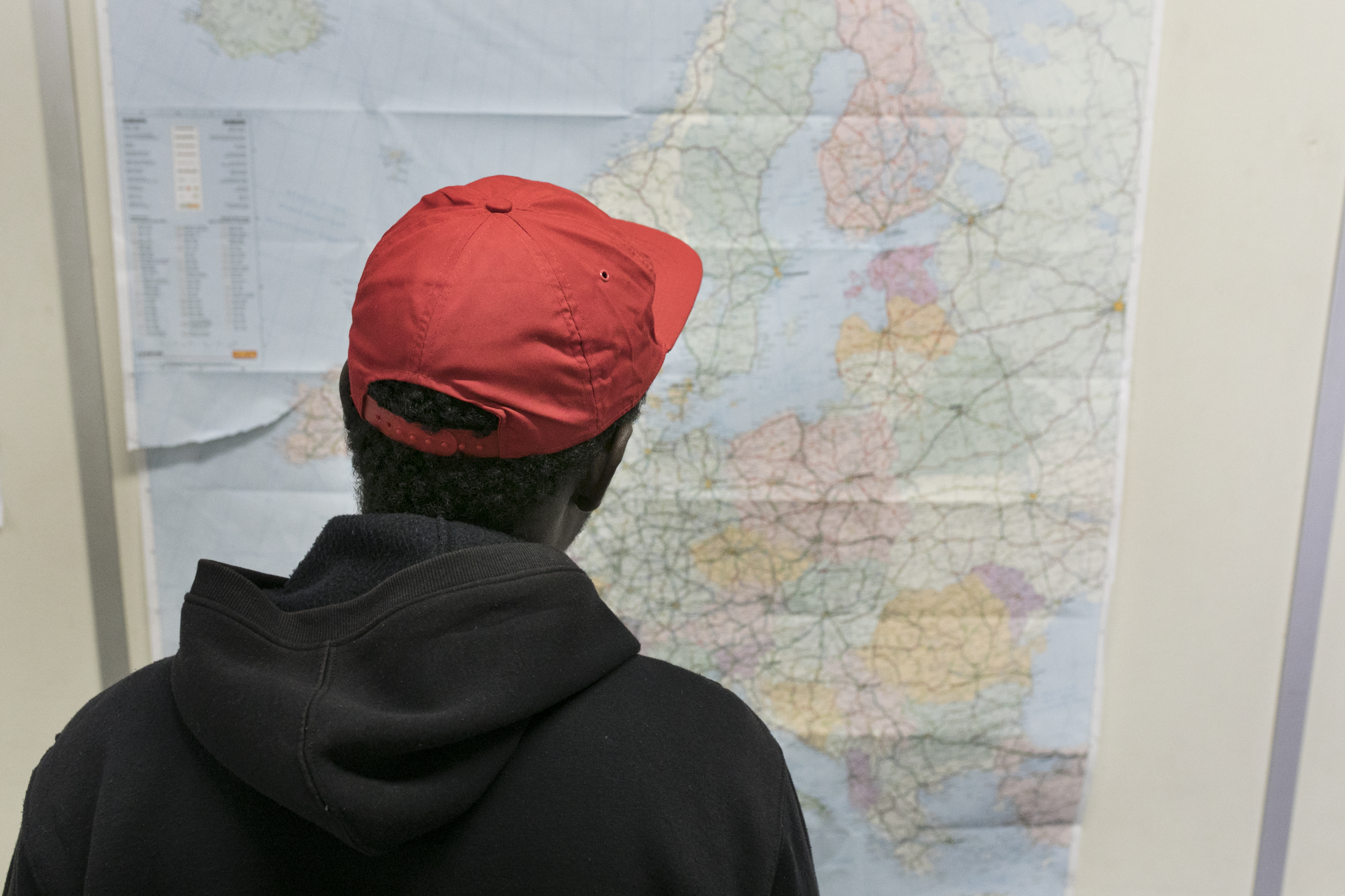 Un jeune migrant regarde la carte de l'Europe au Hub humanitaire à Bruxelles. © Albert Masias, août 2018