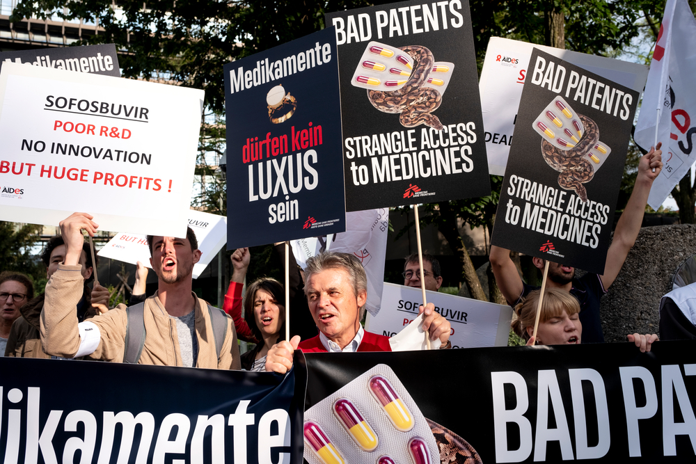 Protestation organisée devant l'Office européen des brevets à Munich pour s’opposer au brevet sur le sofosbuvir, médicament essentiel contre l’hépatite C. © Peter Bauza, septembre 2018