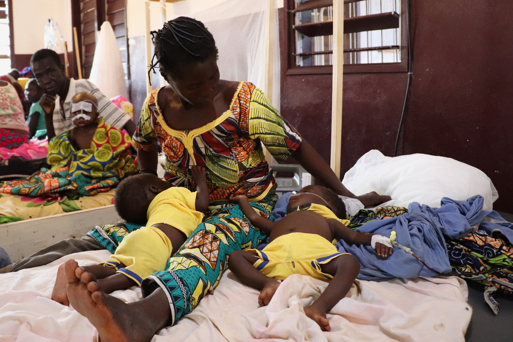 e tweeling Dieu Merci en Dieu Bénit werd opgenomen op de afdeling intensieve zorgen van het ziekenhuis van Bossangoa, waar de zes maanden oude kinderen behandeld werden tegen malaria. Hun moeder, Germaine Voter, had haar kinderen eerst naar het gezondheidscentrum van Boguila gebracht toen ze plots koorts maakten. Daar werd meteen de diagnose van malaria gesteld, waarna de kinderen naar Bossangoa werden doorverwezen. "Het kwam niet als een verrassing. Ik ken de symptomen van malaria maar al te goed. Ze beefden en hadden een hogere lichaamstemperatuur dan gewoonlijk", vertelde Germaine aan AZG. Foto: © Elisa Fourt/AZG.