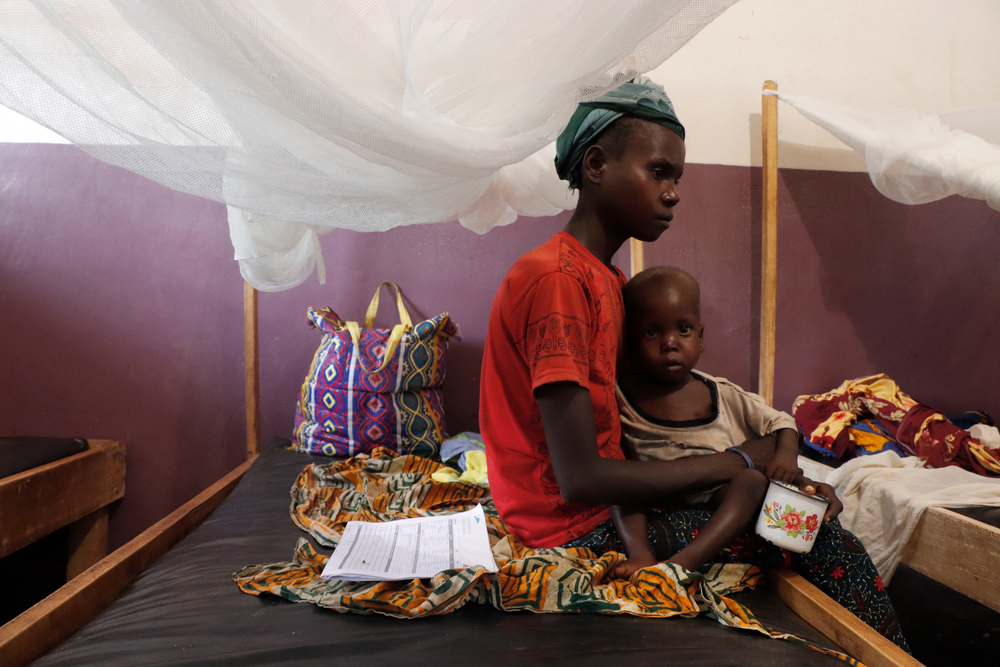 Larissa Ganazouli en haar zoon Fabrice zitten op hun bed in het ziekenhuis van Bossangoa. Fabrice lijdt aan een vorm van ondervoeding genaamd marasmus, veroorzaakt door een gebrek aan eiwitten en calorieën © Elisa Fourt/MSF. September 2018.