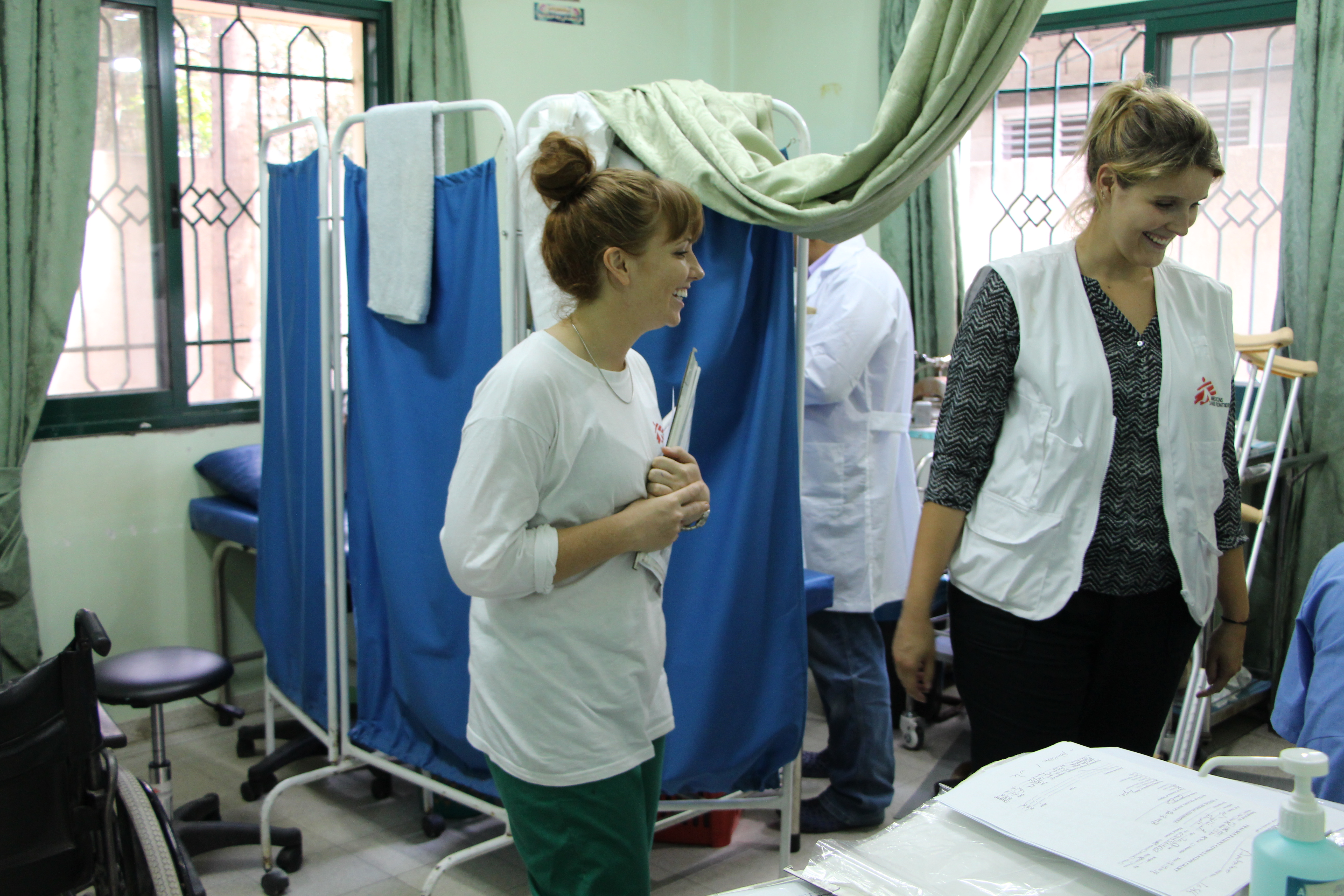 Natalie Park, infirmière de MSF, et Elise Tauveron, kinésithérapeute, dans l’une des cliniques post-opératoires de MSF à Gaza, où elles proposent des soins infirmiers, de kinésithérapie et de rééducation aux patients souffrant de blessures par balle.