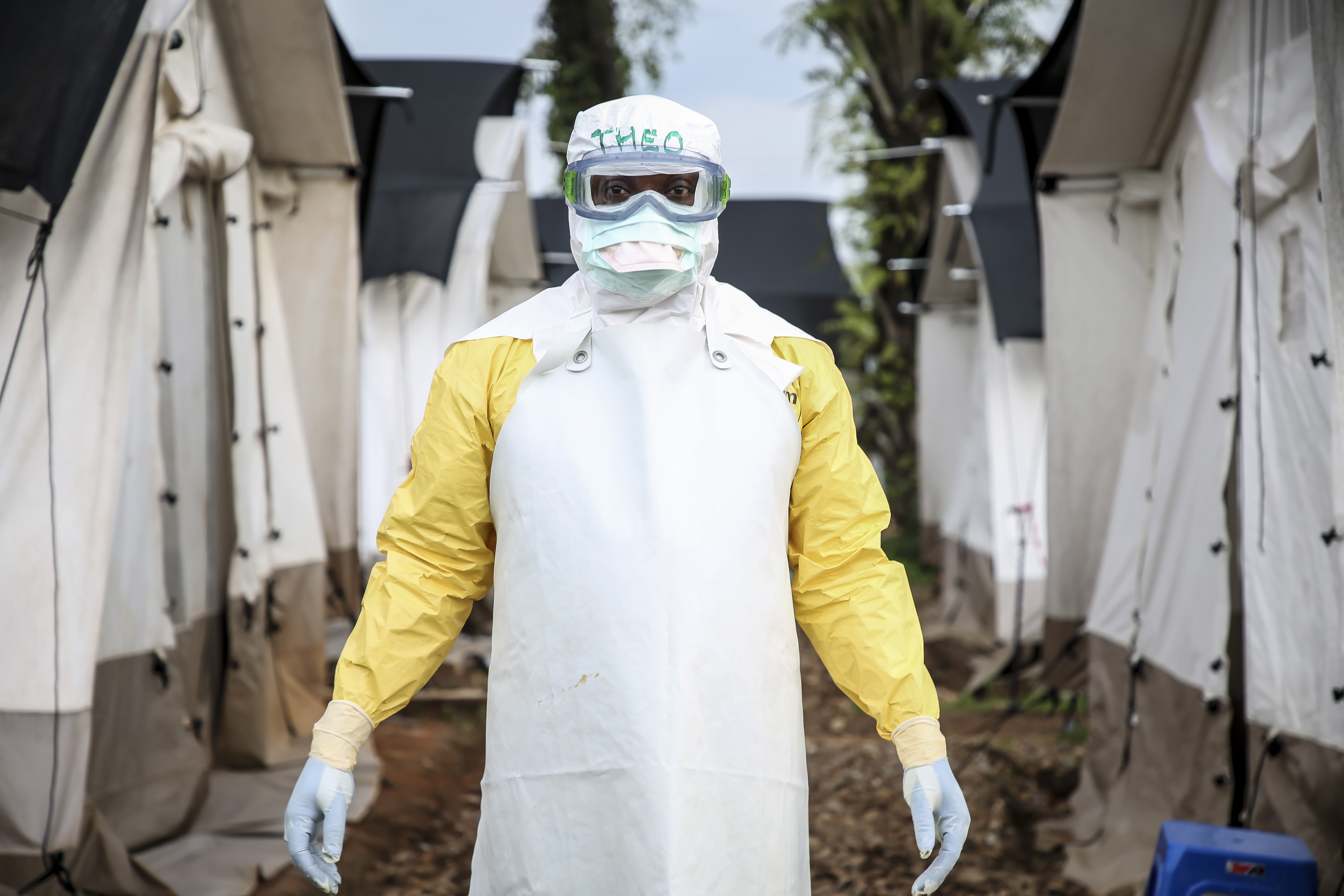 Dr. Théo dans une combinaison ebola
