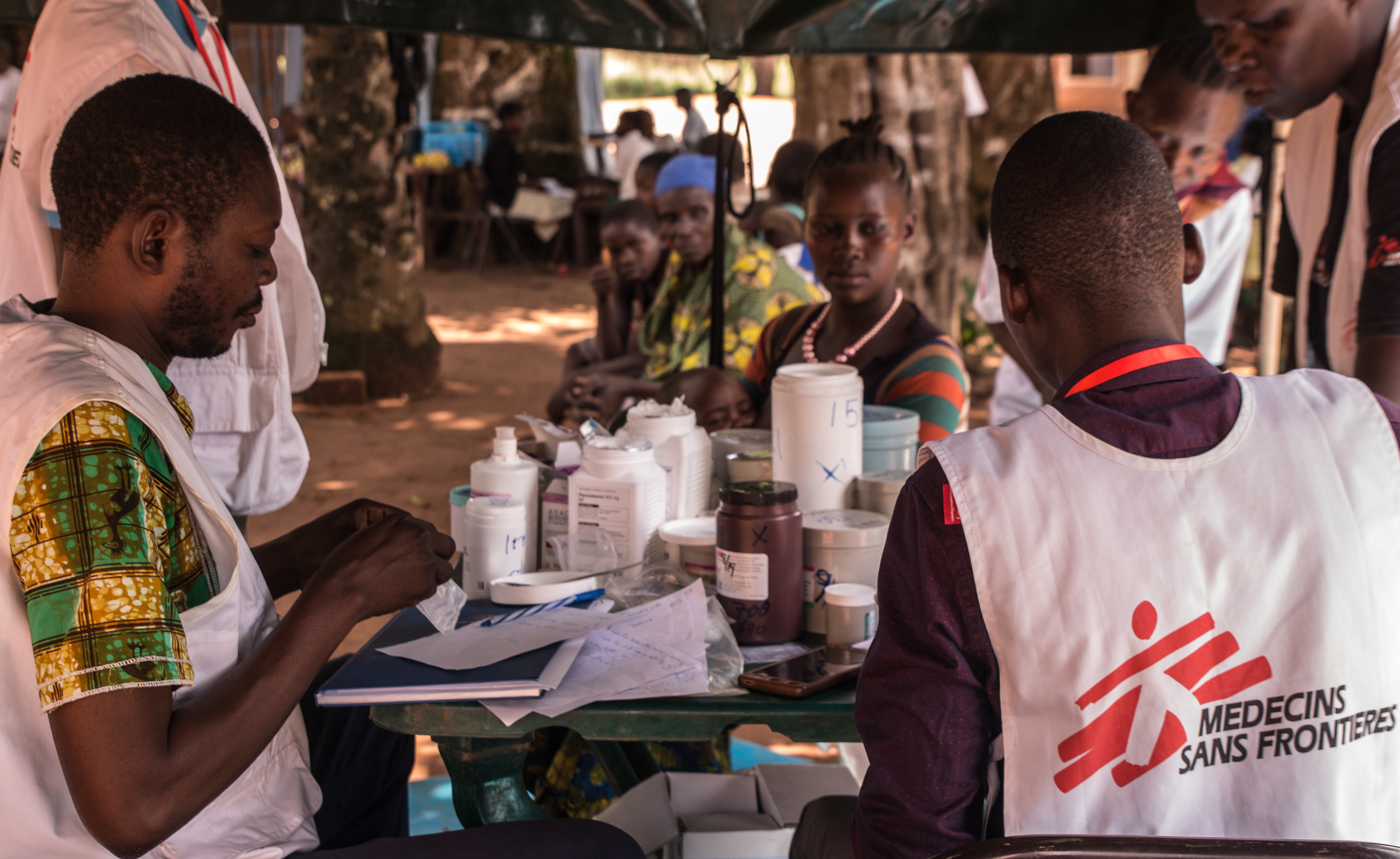 MSF se trouve sur plusieurs sites dans et autour des villages de la ville de Yambio où l’équipe mobile se rend régulièrement. Les anciens enfants soldats et la communauté peuvent y avoir accès à un traitement médical. Dans le même temps, les enfants peuvent rencontrer les équipes de santé mentale pour des consultations. © Philippe Carr, août 2018