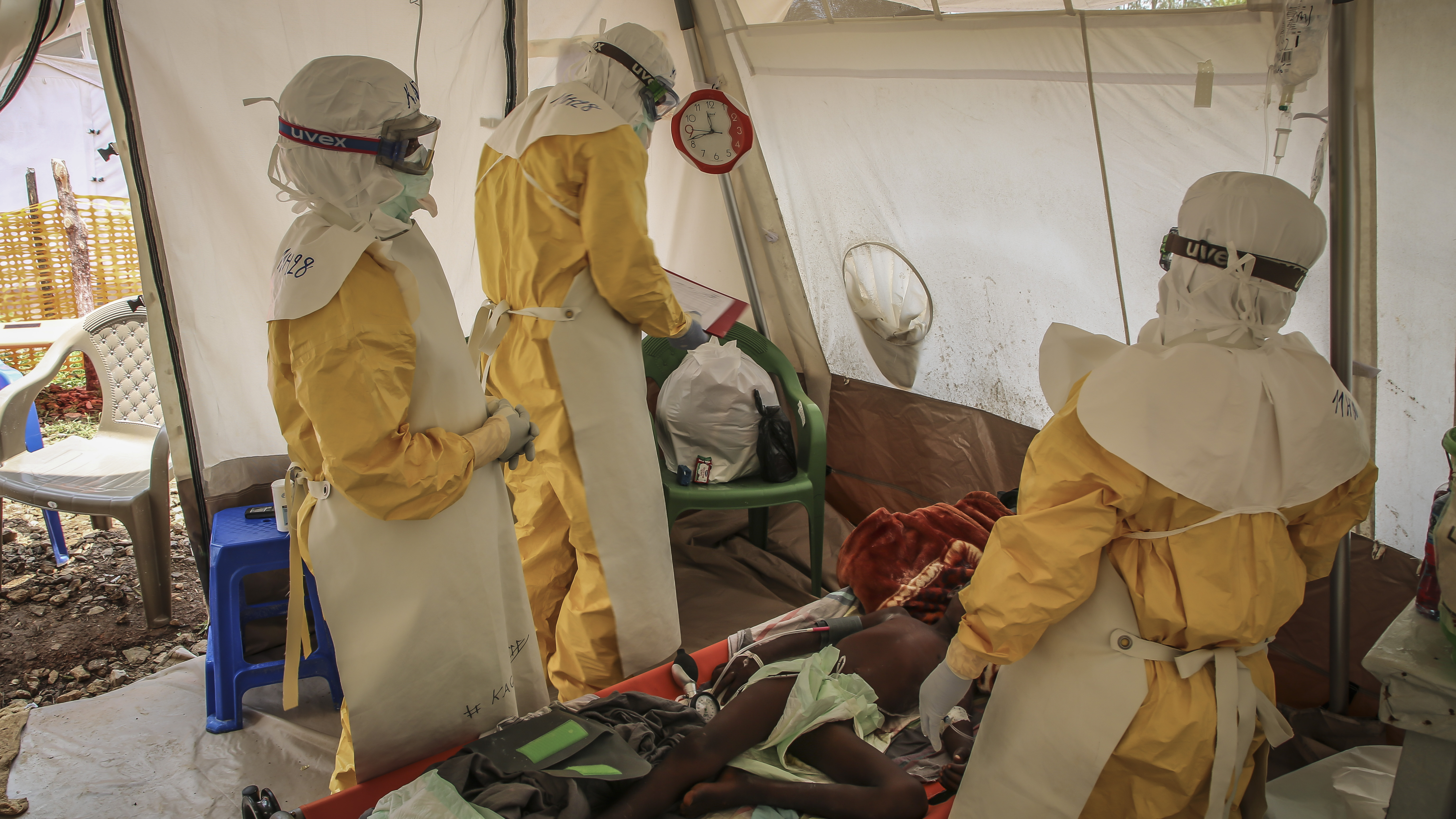 Une équipe médicale entre dans la zone à haut risque du centre de traitement Ebola de Mangina. Ils administrent l'un des cinq traitements Ebola à un garçon de sept ans arrivé deux jours auparavant à un stade très avancé de la maladie