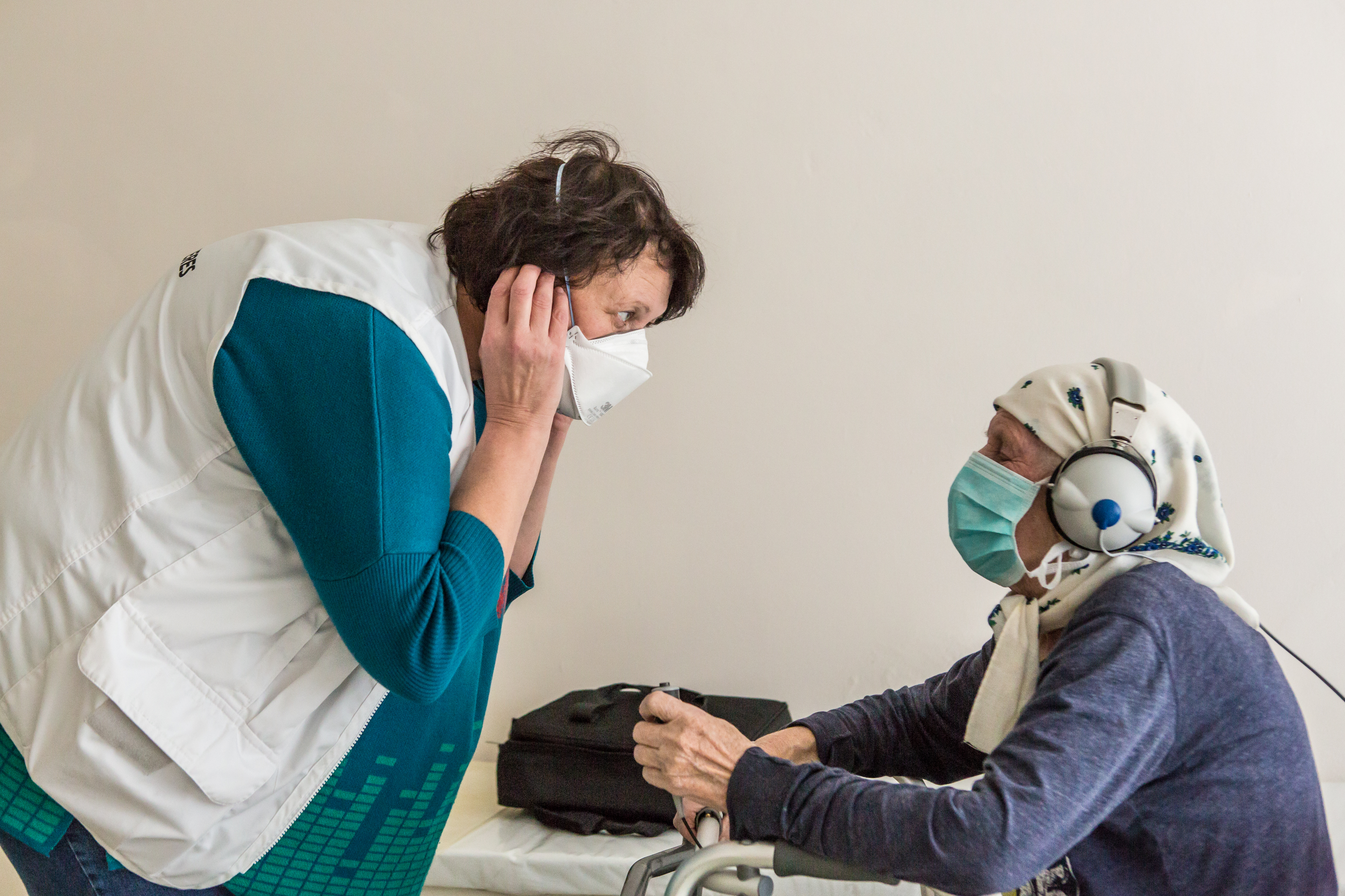 Olena Markova, une infirmière de MSF, explique à Lidiia Andriienko, 78 ans, comment passer le test d'audition au dispensaire régional pour la tuberculose de Jytomyr. © Oksana Parafeniuk, 25 October 2018